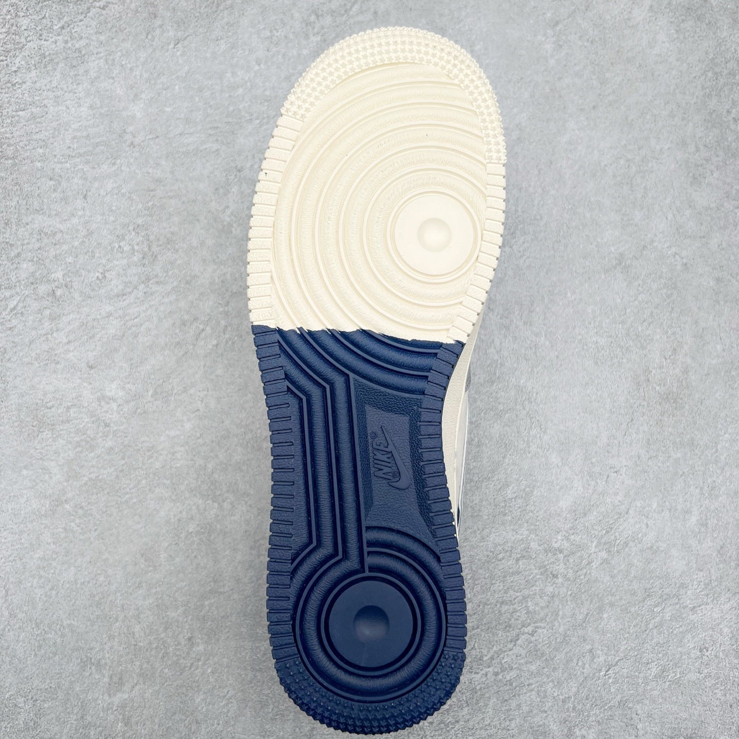 图片[9]-NK Air Force 1´07 Low 空军一号低帮百搭休闲运动板鞋 DM6688-024 柔软、弹性十足的缓震性能和出色的中底设计 横跨复古与现代的外型结合 造就出风靡全球 三十多年的Force 1 直到今天还深受青睐 尺码：36 36.5 37.5 38 38.5 39 40 40.5 41 42 42.5 43 44 44.5 45-选品中心