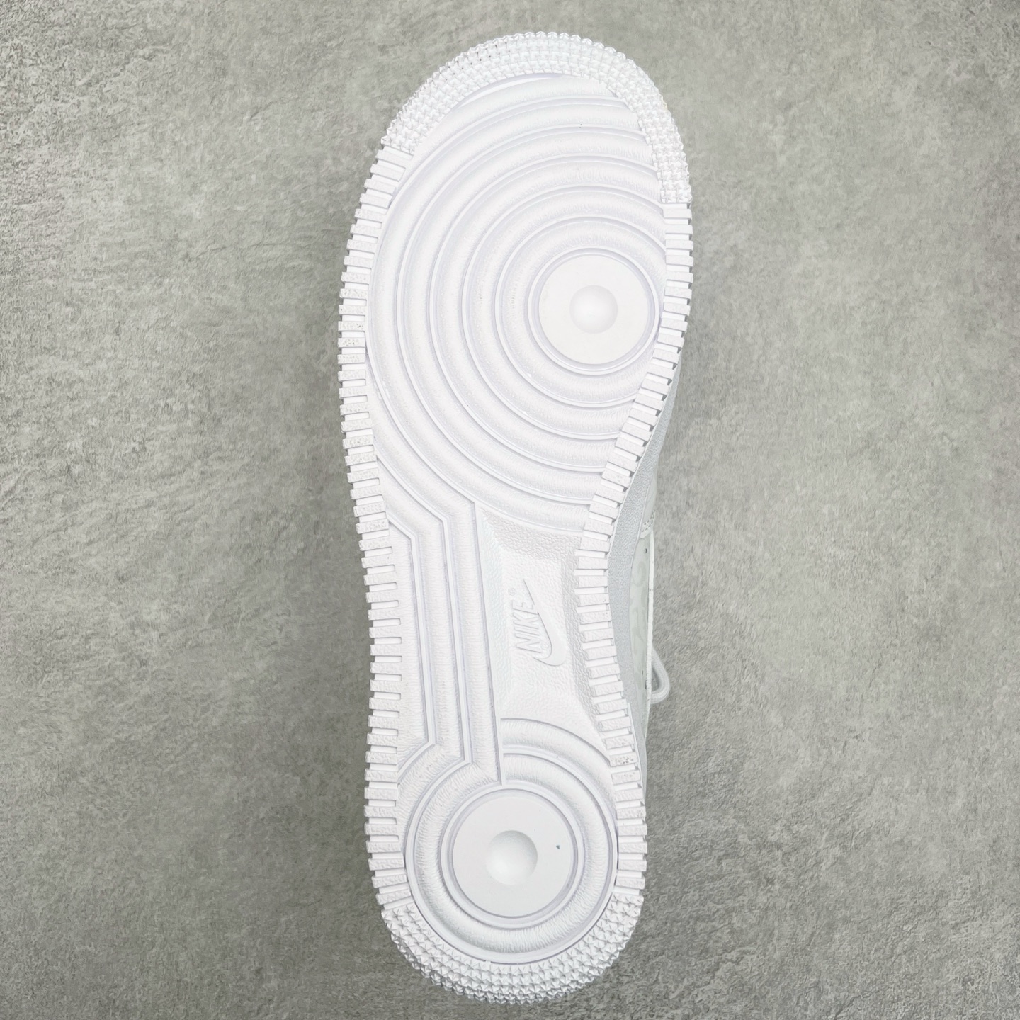 图片[9]-NK Air Force 1´07 Low 空军一号低帮百搭休闲运动板鞋 ZH0316-055 柔软、弹性十足的缓震性能和出色的中底设计 横跨复古与现代的外型结合 造就出风靡全球 三十多年的Force 1 直到今天还深受青睐 尺码：36 36.5 37.5 38 38.5 39 40 40.5 41 42 42.5 43 44 44.5 45-选品中心