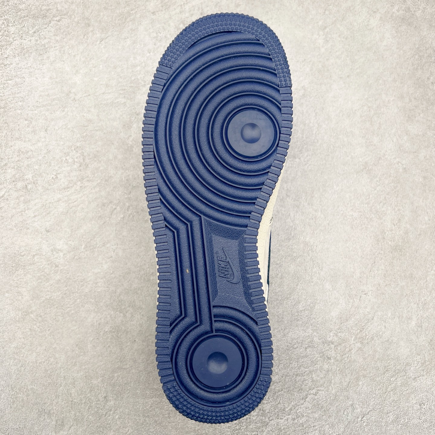 图片[9]-NK Air Force 1´07 Low 空军一号低帮百搭休闲运动板鞋 BB7518-021 柔软、弹性十足的缓震性能和出色的中底设计 横跨复古与现代的外型结合 造就出风靡全球 三十多年的Force 1 直到今天还深受青睐 尺码：36 36.5 37.5 38 38.5 39 40 40.5 41 42 42.5 43 44 44.5 45-选品中心