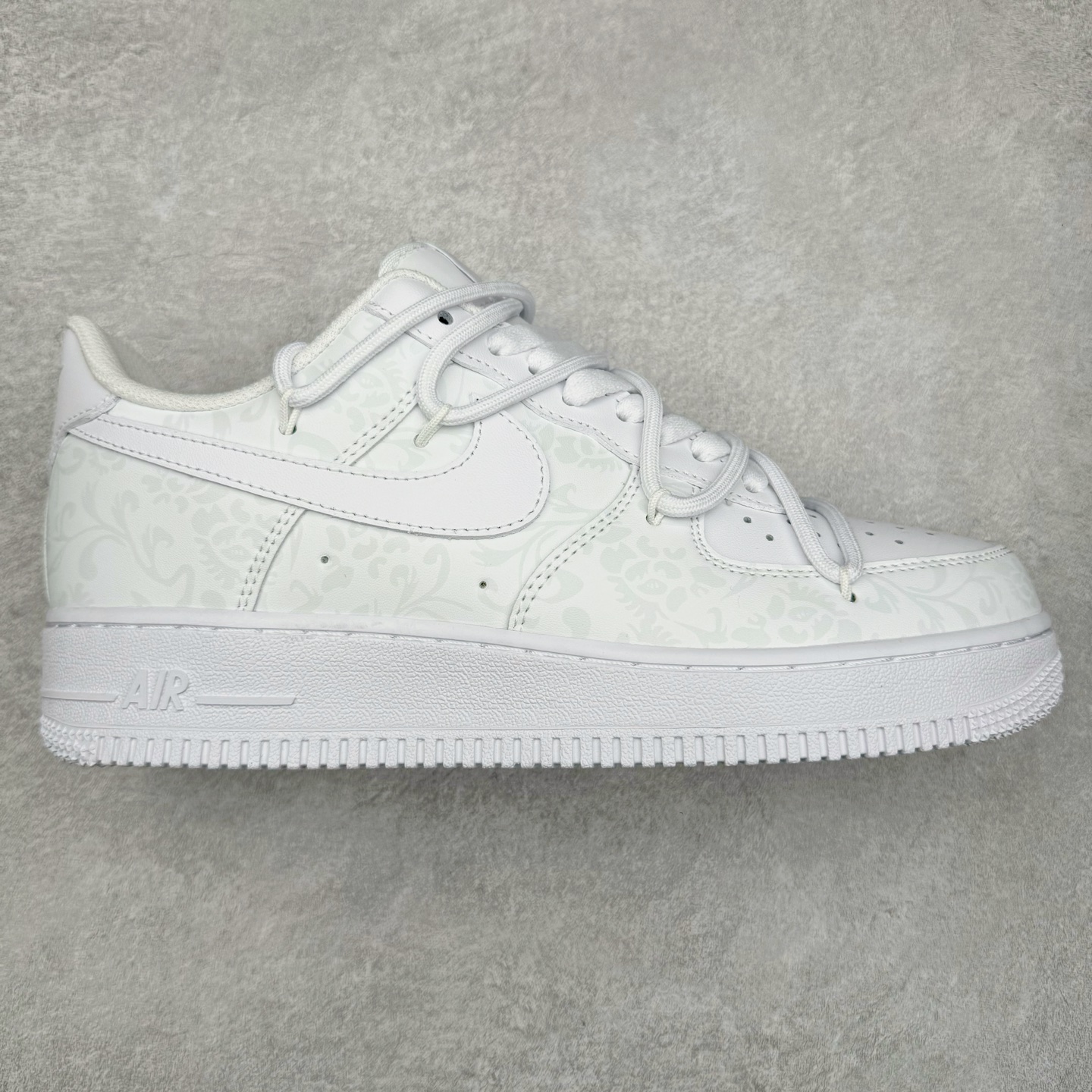 NK Air Force 1´07 Low 空军一号低帮百搭休闲运动板鞋 ZH0316-055 柔软、弹性十足的缓震性能和出色的中底设计 横跨复古与现代的外型结合 造就出风靡全球 三十多年的Force 1 直到今天还深受青睐 尺码：36 36.5 37.5 38 38.5 39 40 40.5 41 42 42.5 43 44 44.5 45-选品中心