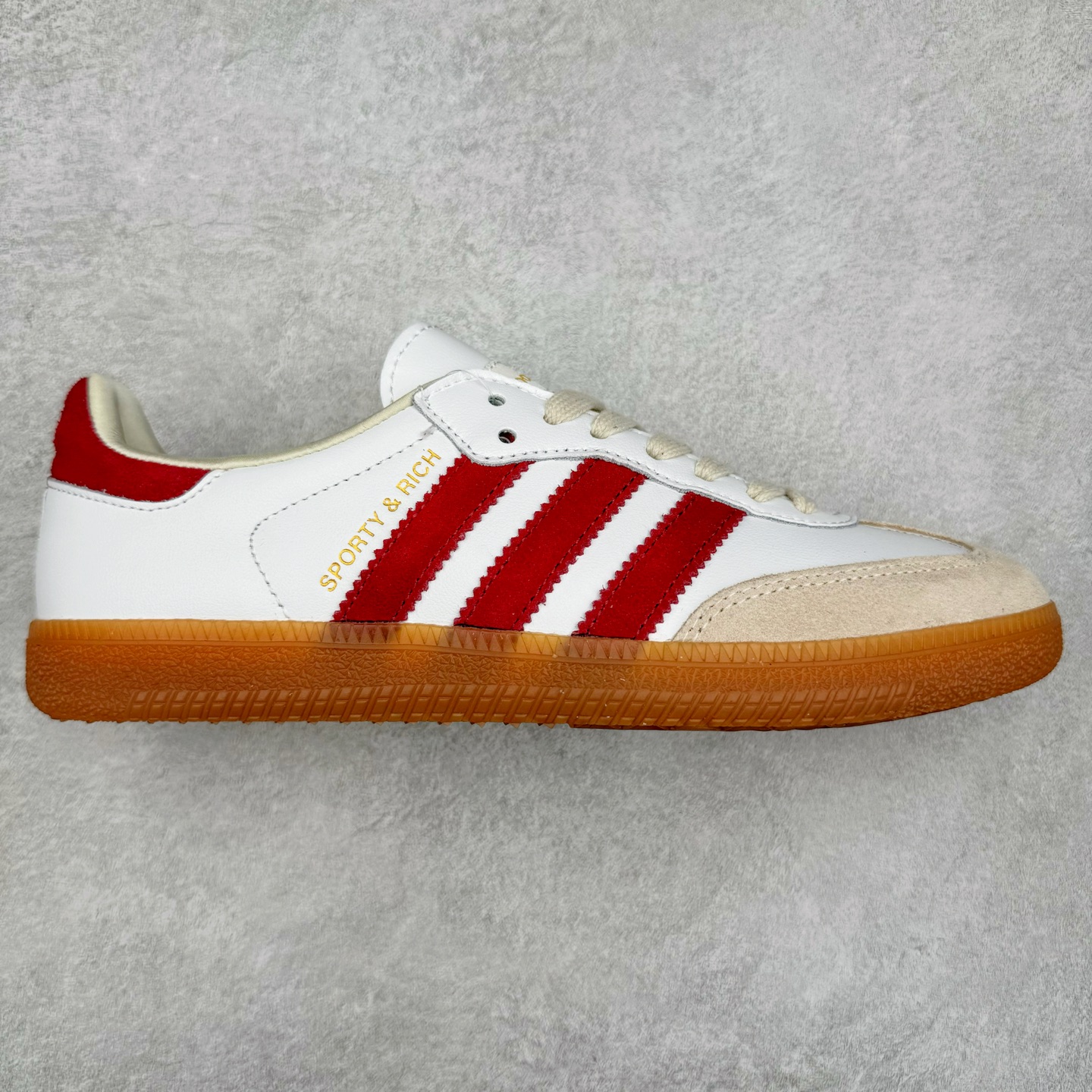 AD Original Samba OG 复古经典轻便板鞋 JQ5976 这款桑巴鞋展示了高质量的工艺 带有装饰的超锁缝制和无缝的手感 柔软、柔软的皮革造型和标志性的3条纹完成了精致的外观 正规合身鞋带 鞋面上有绒面鞋垫 橡胶鞋底 享受正畸套筒软感 自50年代首次亮相以来就一直在赢得粉丝的青睐 尺码：36 36.5 37.5 38 38.5 39 40 40.5 41 42 42.5 43 44 44.5 45-选品中心