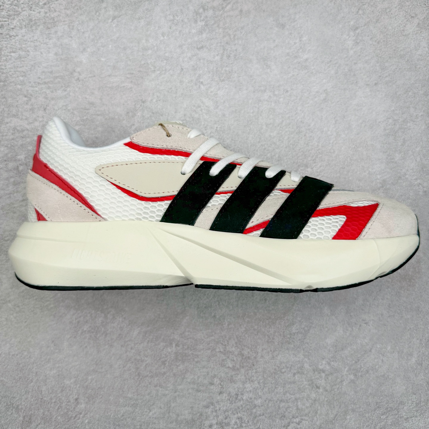 AD LIGHTBLAZE 流光舒适防滑耐磨低帮跑步鞋 JQ9967 前卫的专业跑鞋风格造型,LIGHTBLAZE延续了竞速美学的流线轮廓,保留住了与 AdizeroAdios Pro Evo 1相类似厚底理念和「宽三道杠」的视觉元素。尺码:36 36.5 37.5 38 38.5 39 40 40.5 41 42 42.5 43 44 44.5 45-选品中心