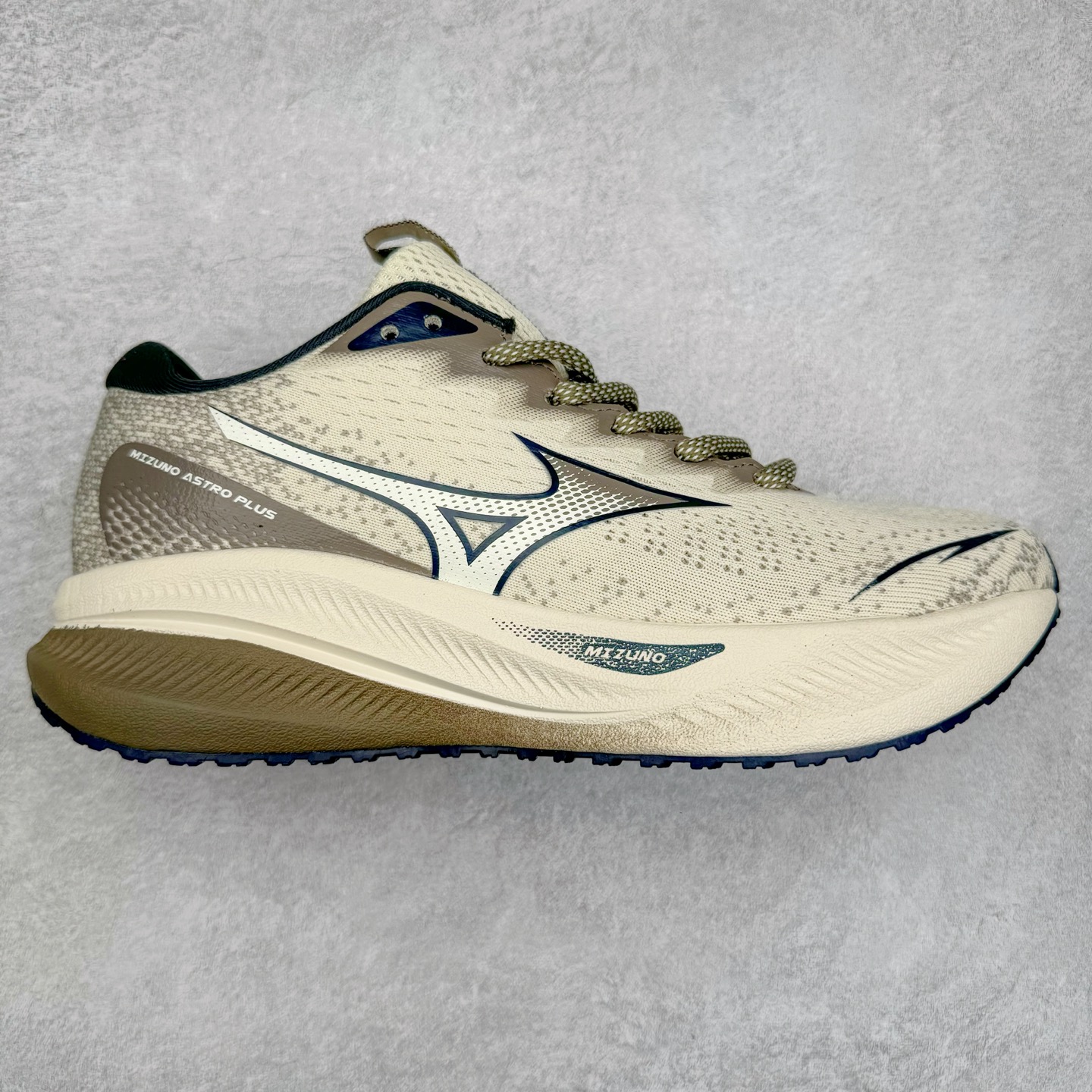 Mizuno Speed 2K 美津浓复古厚底织物合成革防滑耐磨透气低帮休闲跑步鞋 美津浓（Mizuno）是日本美津浓株式会社于1906年创立的运动品牌，经过一个多世纪的不断努力现已成为世界著名的运动器具、服装和鞋类生产商。美津浓力求服务于各类运动项目，并竭力使运动生活更加愉快和振奋。产品种类齐全，覆盖几乎全部主要运动项目，达到30万多个品类。尺码：36 36.5 37.5 38 38.5 39 40 40.5 41 42 42.5 43 44 44.5 45-选品中心