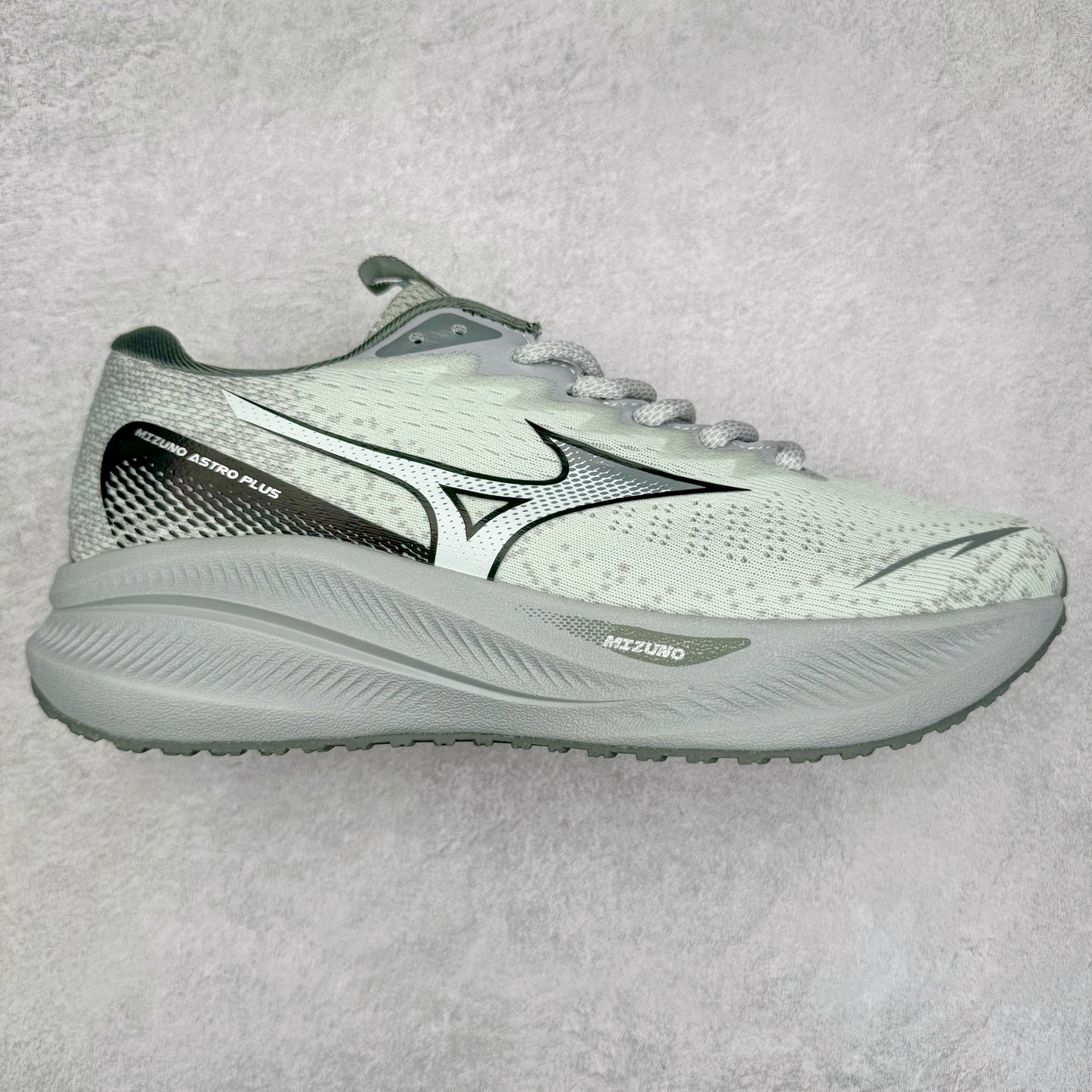 Mizuno Speed 2K 美津浓复古厚底织物合成革防滑耐磨透气低帮休闲跑步鞋 美津浓（Mizuno）是日本美津浓株式会社于1906年创立的运动品牌，经过一个多世纪的不断努力现已成为世界著名的运动器具、服装和鞋类生产商。美津浓力求服务于各类运动项目，并竭力使运动生活更加愉快和振奋。产品种类齐全，覆盖几乎全部主要运动项目，达到30万多个品类。尺码：36 36.5 37.5 38 38.5 39 40 40.5 41 42 42.5 43 44 44.5 45-选品中心