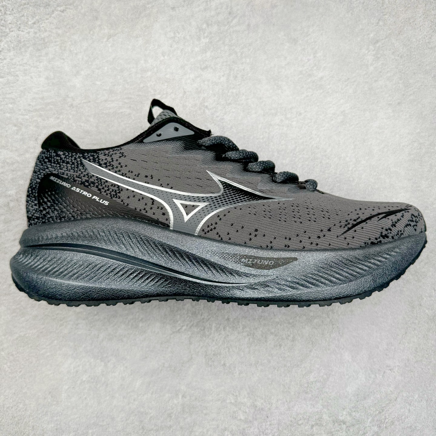 Mizuno Speed 2K 美津浓复古厚底织物合成革防滑耐磨透气低帮休闲跑步鞋 美津浓（Mizuno）是日本美津浓株式会社于1906年创立的运动品牌，经过一个多世纪的不断努力现已成为世界著名的运动器具、服装和鞋类生产商。美津浓力求服务于各类运动项目，并竭力使运动生活更加愉快和振奋。产品种类齐全，覆盖几乎全部主要运动项目，达到30万多个品类。尺码：36 36.5 37.5 38 38.5 39 40 40.5 41 42 42.5 43 44 44.5 45-选品中心