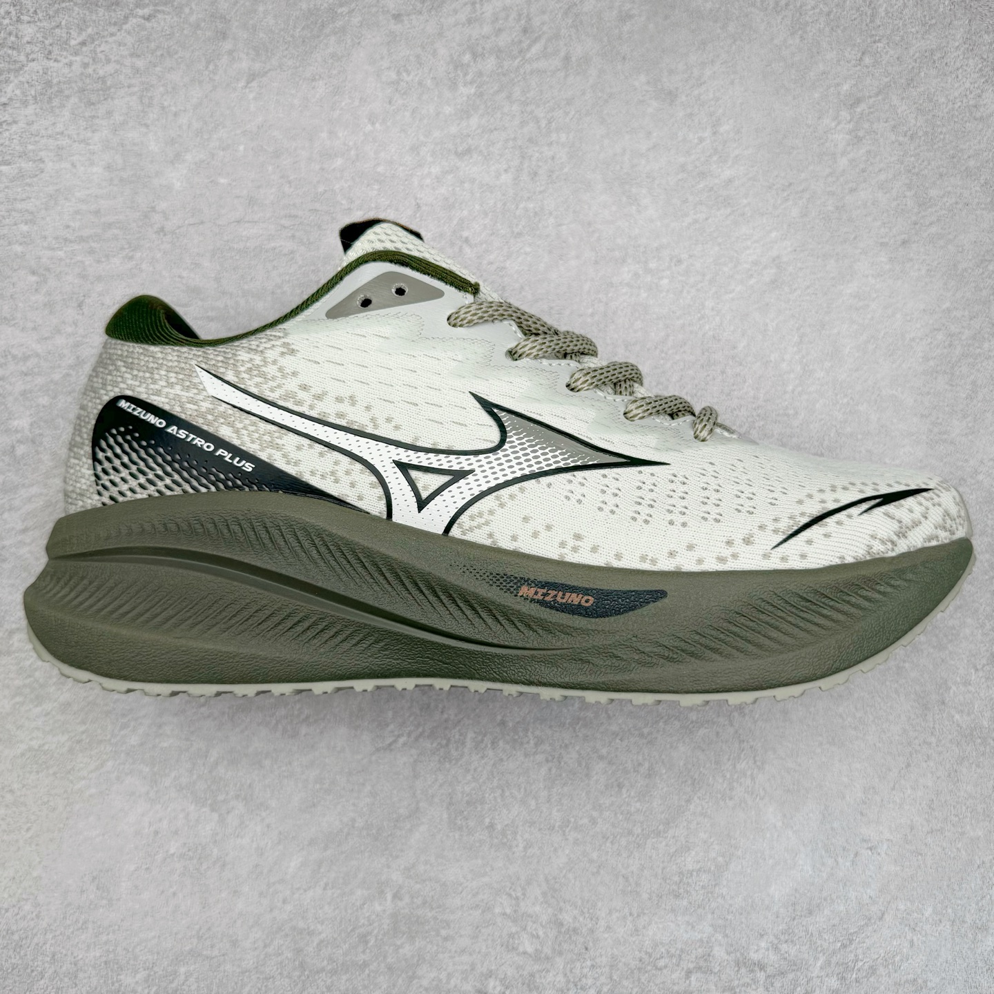 Mizuno Speed 2K 美津浓复古厚底织物合成革防滑耐磨透气低帮休闲跑步鞋 美津浓（Mizuno）是日本美津浓株式会社于1906年创立的运动品牌，经过一个多世纪的不断努力现已成为世界著名的运动器具、服装和鞋类生产商。美津浓力求服务于各类运动项目，并竭力使运动生活更加愉快和振奋。产品种类齐全，覆盖几乎全部主要运动项目，达到30万多个品类。尺码：36 36.5 37.5 38 38.5 39 40 40.5 41 42 42.5 43 44 44.5 45-选品中心