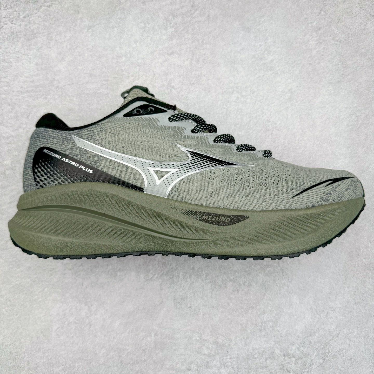 Mizuno Speed 2K 美津浓复古厚底织物合成革防滑耐磨透气低帮休闲跑步鞋 美津浓（Mizuno）是日本美津浓株式会社于1906年创立的运动品牌，经过一个多世纪的不断努力现已成为世界著名的运动器具、服装和鞋类生产商。美津浓力求服务于各类运动项目，并竭力使运动生活更加愉快和振奋。产品种类齐全，覆盖几乎全部主要运动项目，达到30万多个品类。尺码：36 36.5 37.5 38 38.5 39 40 40.5 41 42 42.5 43 44 44.5 45-选品中心