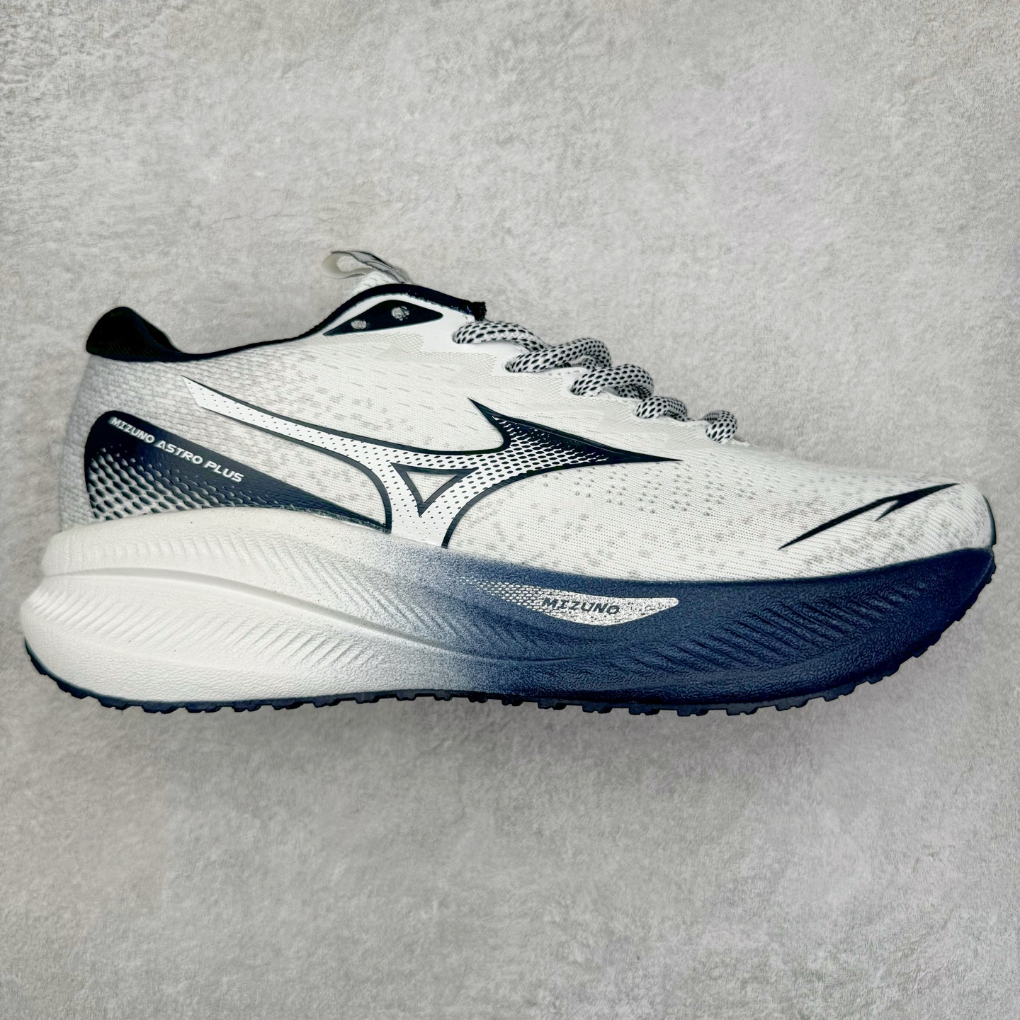 Mizuno Speed 2K 美津浓复古厚底织物合成革防滑耐磨透气低帮休闲跑步鞋 美津浓（Mizuno）是日本美津浓株式会社于1906年创立的运动品牌，经过一个多世纪的不断努力现已成为世界著名的运动器具、服装和鞋类生产商。美津浓力求服务于各类运动项目，并竭力使运动生活更加愉快和振奋。产品种类齐全，覆盖几乎全部主要运动项目，达到30万多个品类。尺码：36 36.5 37.5 38 38.5 39 40 40.5 41 42 42.5 43 44 44.5 45-选品中心