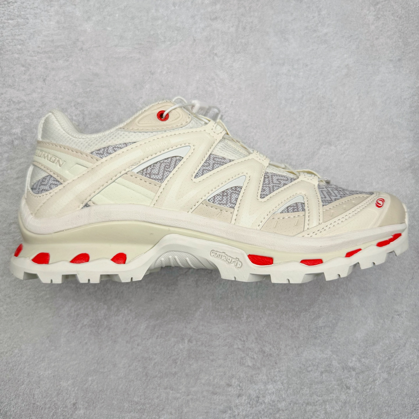 ＃绿X/GX Salomon XT-QUEST ADV 萨洛蒙潮流越野机能户外功能鞋 纯原外贸平台特供订单 耗时半年巨作 全套原纸板楦头开发 原厂特供网布配套加持 确保原汁原味 完美呈现版型 原档数据独家私模五层组合大底 男女鞋同步官方开发至46.5 原装Ortholite轻量化鞋垫 中底布带钢印编号 原厂TPU锁扣 进口港宝加持 后跟自然饱满 还原公司包裹性 基于 SALOMON 初代 XT 鞋身造型并搭载 4D ADVANCED CHASSIS™ 大底打造而成 为这款 XT-QUEST 带来了多项足部控制与保护等功能性 如在运动过程中控制左右晃动的过程而提高稳定性、改善长途越野过程中足中到足尖的过渡、提高感知岩石的精确度以抵抗尖锐物体对脚底的伤害以及采用动态缓冲来增强穿着舒适感 从而减轻疲劳感 使 XT-QUEST 成为一双舒适且安全的户外之履 尺码：36 36.5 37.5 38 38.5 39 40 40.5 41 42 42.5 43 44 44.5 45 46 46.5-选品中心