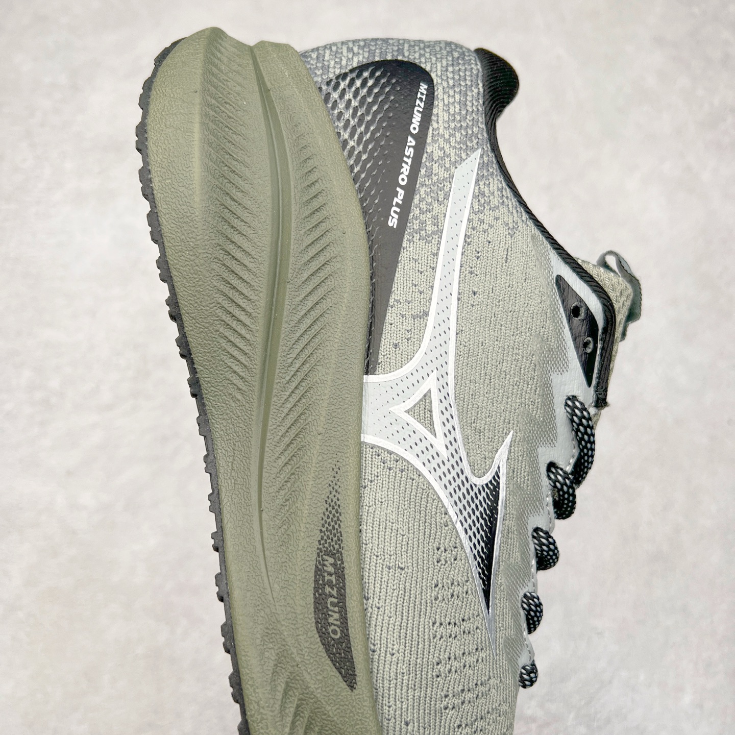 图片[6]-Mizuno Speed 2K 美津浓复古厚底织物合成革防滑耐磨透气低帮休闲跑步鞋 美津浓（Mizuno）是日本美津浓株式会社于1906年创立的运动品牌，经过一个多世纪的不断努力现已成为世界著名的运动器具、服装和鞋类生产商。美津浓力求服务于各类运动项目，并竭力使运动生活更加愉快和振奋。产品种类齐全，覆盖几乎全部主要运动项目，达到30万多个品类。尺码：36 36.5 37.5 38 38.5 39 40 40.5 41 42 42.5 43 44 44.5 45-选品中心