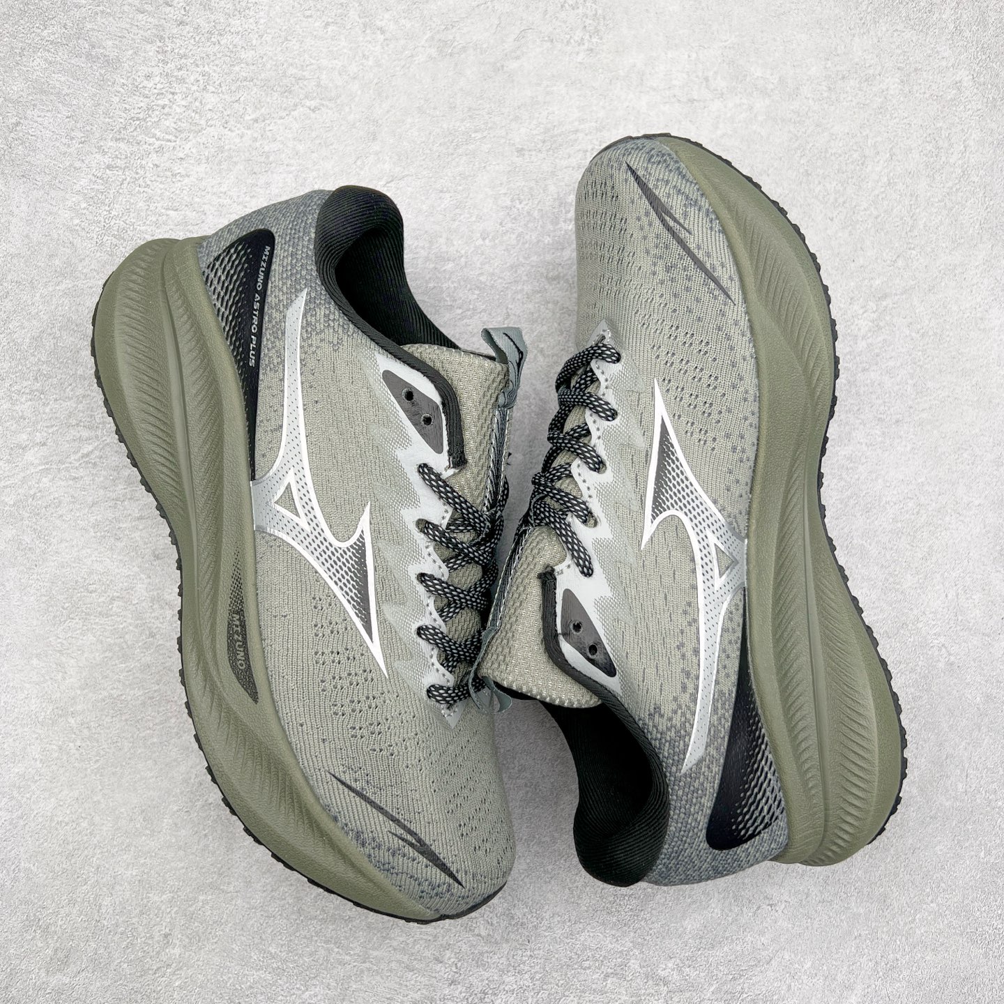 图片[3]-Mizuno Speed 2K 美津浓复古厚底织物合成革防滑耐磨透气低帮休闲跑步鞋 美津浓（Mizuno）是日本美津浓株式会社于1906年创立的运动品牌，经过一个多世纪的不断努力现已成为世界著名的运动器具、服装和鞋类生产商。美津浓力求服务于各类运动项目，并竭力使运动生活更加愉快和振奋。产品种类齐全，覆盖几乎全部主要运动项目，达到30万多个品类。尺码：36 36.5 37.5 38 38.5 39 40 40.5 41 42 42.5 43 44 44.5 45-选品中心