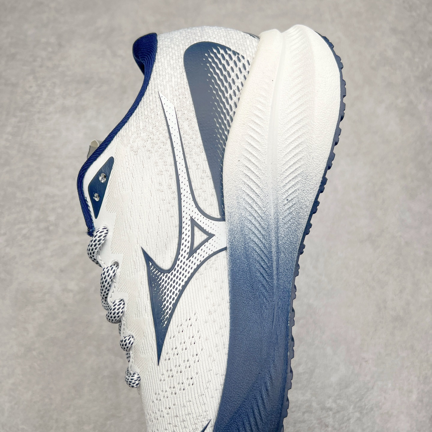 图片[7]-Mizuno Speed 2K 美津浓复古厚底织物合成革防滑耐磨透气低帮休闲跑步鞋 美津浓（Mizuno）是日本美津浓株式会社于1906年创立的运动品牌，经过一个多世纪的不断努力现已成为世界著名的运动器具、服装和鞋类生产商。美津浓力求服务于各类运动项目，并竭力使运动生活更加愉快和振奋。产品种类齐全，覆盖几乎全部主要运动项目，达到30万多个品类。尺码：36 36.5 37.5 38 38.5 39 40 40.5 41 42 42.5 43 44 44.5 45-选品中心