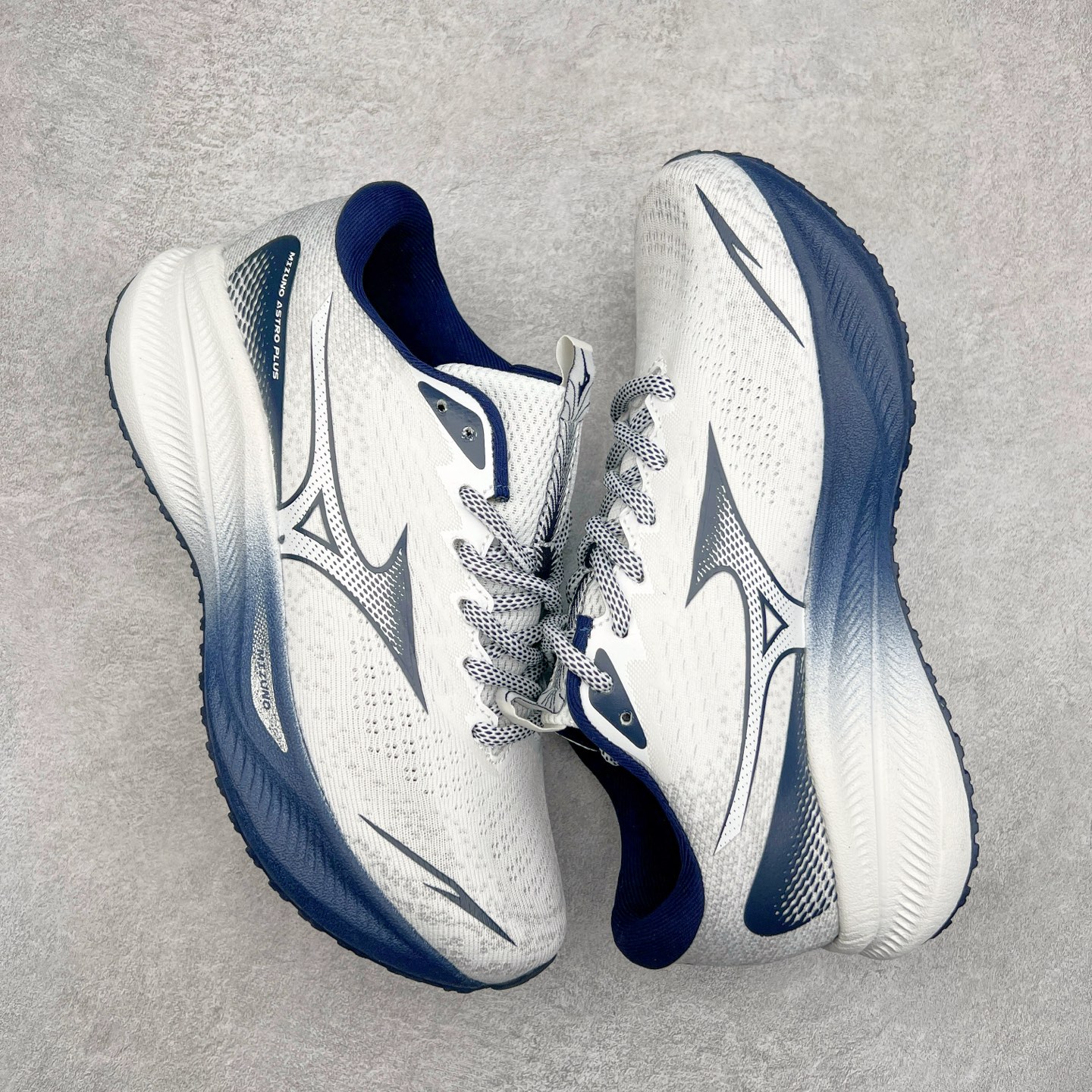 图片[3]-Mizuno Speed 2K 美津浓复古厚底织物合成革防滑耐磨透气低帮休闲跑步鞋 美津浓（Mizuno）是日本美津浓株式会社于1906年创立的运动品牌，经过一个多世纪的不断努力现已成为世界著名的运动器具、服装和鞋类生产商。美津浓力求服务于各类运动项目，并竭力使运动生活更加愉快和振奋。产品种类齐全，覆盖几乎全部主要运动项目，达到30万多个品类。尺码：36 36.5 37.5 38 38.5 39 40 40.5 41 42 42.5 43 44 44.5 45-选品中心