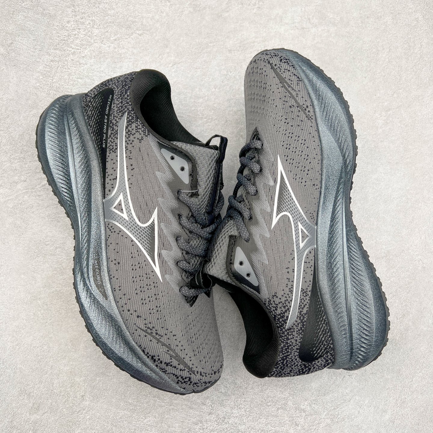 图片[3]-Mizuno Speed 2K 美津浓复古厚底织物合成革防滑耐磨透气低帮休闲跑步鞋 美津浓（Mizuno）是日本美津浓株式会社于1906年创立的运动品牌，经过一个多世纪的不断努力现已成为世界著名的运动器具、服装和鞋类生产商。美津浓力求服务于各类运动项目，并竭力使运动生活更加愉快和振奋。产品种类齐全，覆盖几乎全部主要运动项目，达到30万多个品类。尺码：36 36.5 37.5 38 38.5 39 40 40.5 41 42 42.5 43 44 44.5 45-选品中心