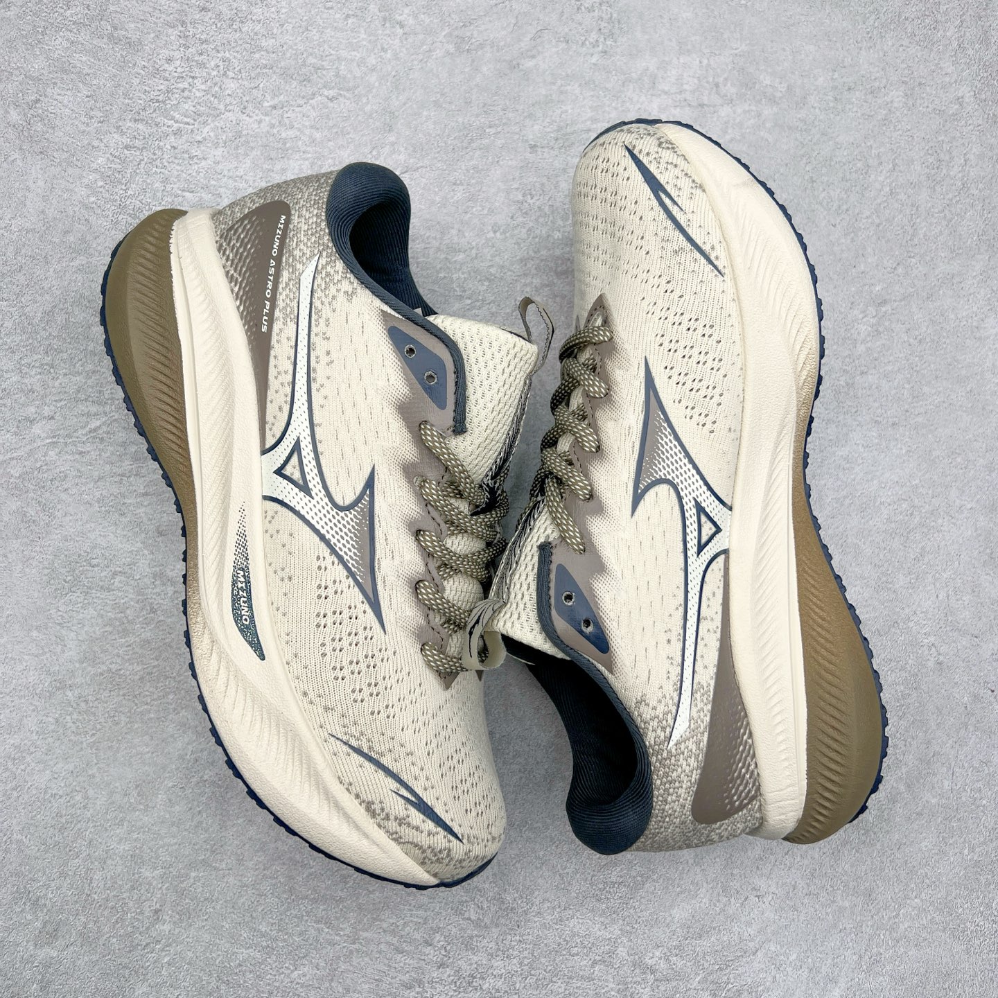 图片[3]-Mizuno Speed 2K 美津浓复古厚底织物合成革防滑耐磨透气低帮休闲跑步鞋 美津浓（Mizuno）是日本美津浓株式会社于1906年创立的运动品牌，经过一个多世纪的不断努力现已成为世界著名的运动器具、服装和鞋类生产商。美津浓力求服务于各类运动项目，并竭力使运动生活更加愉快和振奋。产品种类齐全，覆盖几乎全部主要运动项目，达到30万多个品类。尺码：36 36.5 37.5 38 38.5 39 40 40.5 41 42 42.5 43 44 44.5 45-选品中心