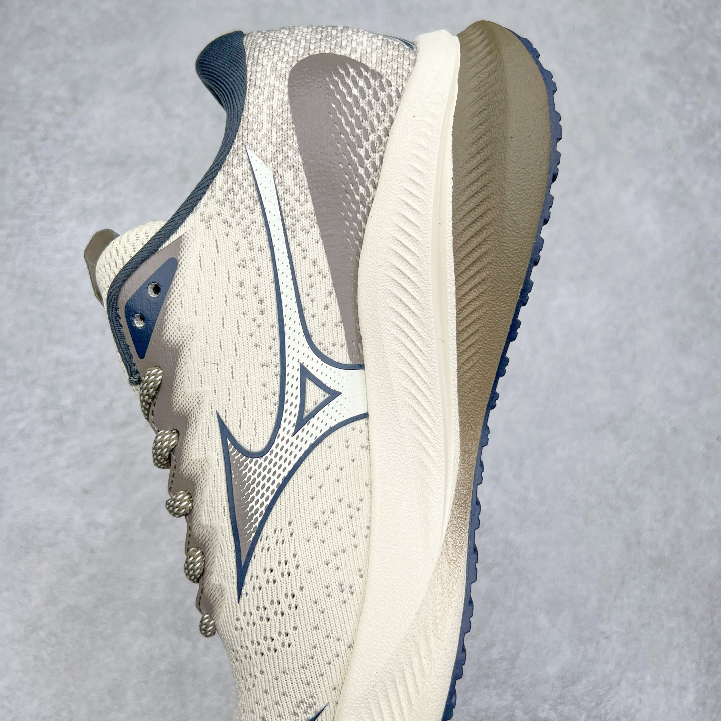 图片[7]-Mizuno Speed 2K 美津浓复古厚底织物合成革防滑耐磨透气低帮休闲跑步鞋 美津浓（Mizuno）是日本美津浓株式会社于1906年创立的运动品牌，经过一个多世纪的不断努力现已成为世界著名的运动器具、服装和鞋类生产商。美津浓力求服务于各类运动项目，并竭力使运动生活更加愉快和振奋。产品种类齐全，覆盖几乎全部主要运动项目，达到30万多个品类。尺码：36 36.5 37.5 38 38.5 39 40 40.5 41 42 42.5 43 44 44.5 45-选品中心