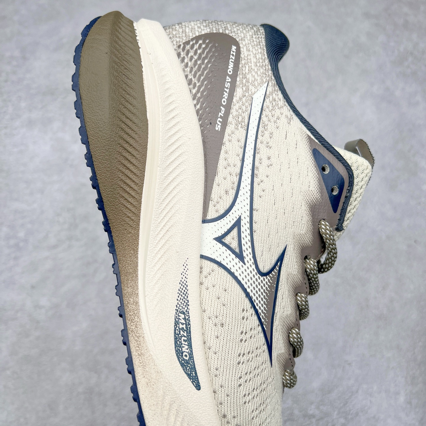 图片[6]-Mizuno Speed 2K 美津浓复古厚底织物合成革防滑耐磨透气低帮休闲跑步鞋 美津浓（Mizuno）是日本美津浓株式会社于1906年创立的运动品牌，经过一个多世纪的不断努力现已成为世界著名的运动器具、服装和鞋类生产商。美津浓力求服务于各类运动项目，并竭力使运动生活更加愉快和振奋。产品种类齐全，覆盖几乎全部主要运动项目，达到30万多个品类。尺码：36 36.5 37.5 38 38.5 39 40 40.5 41 42 42.5 43 44 44.5 45-选品中心