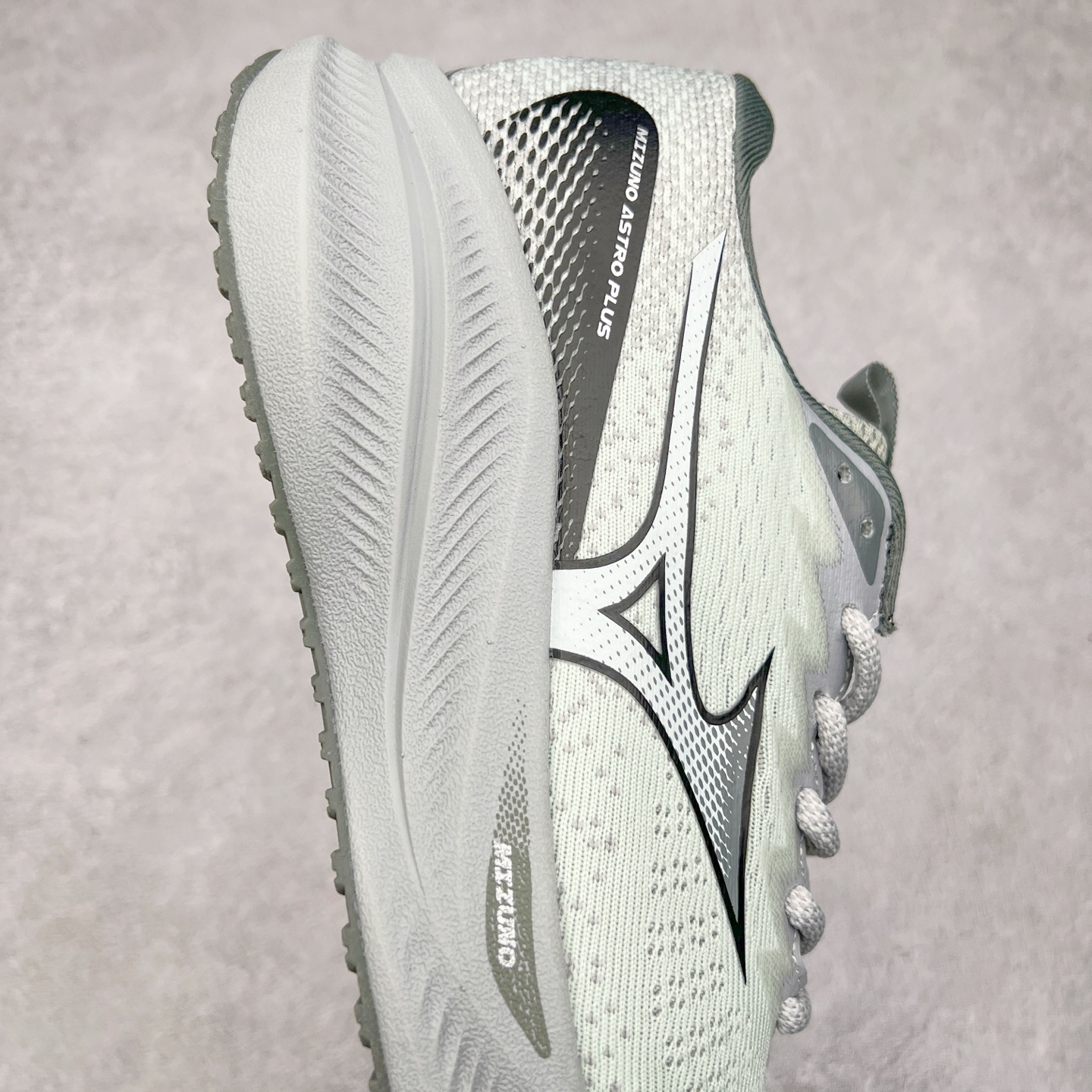 图片[6]-Mizuno Speed 2K 美津浓复古厚底织物合成革防滑耐磨透气低帮休闲跑步鞋 美津浓（Mizuno）是日本美津浓株式会社于1906年创立的运动品牌，经过一个多世纪的不断努力现已成为世界著名的运动器具、服装和鞋类生产商。美津浓力求服务于各类运动项目，并竭力使运动生活更加愉快和振奋。产品种类齐全，覆盖几乎全部主要运动项目，达到30万多个品类。尺码：36 36.5 37.5 38 38.5 39 40 40.5 41 42 42.5 43 44 44.5 45-选品中心