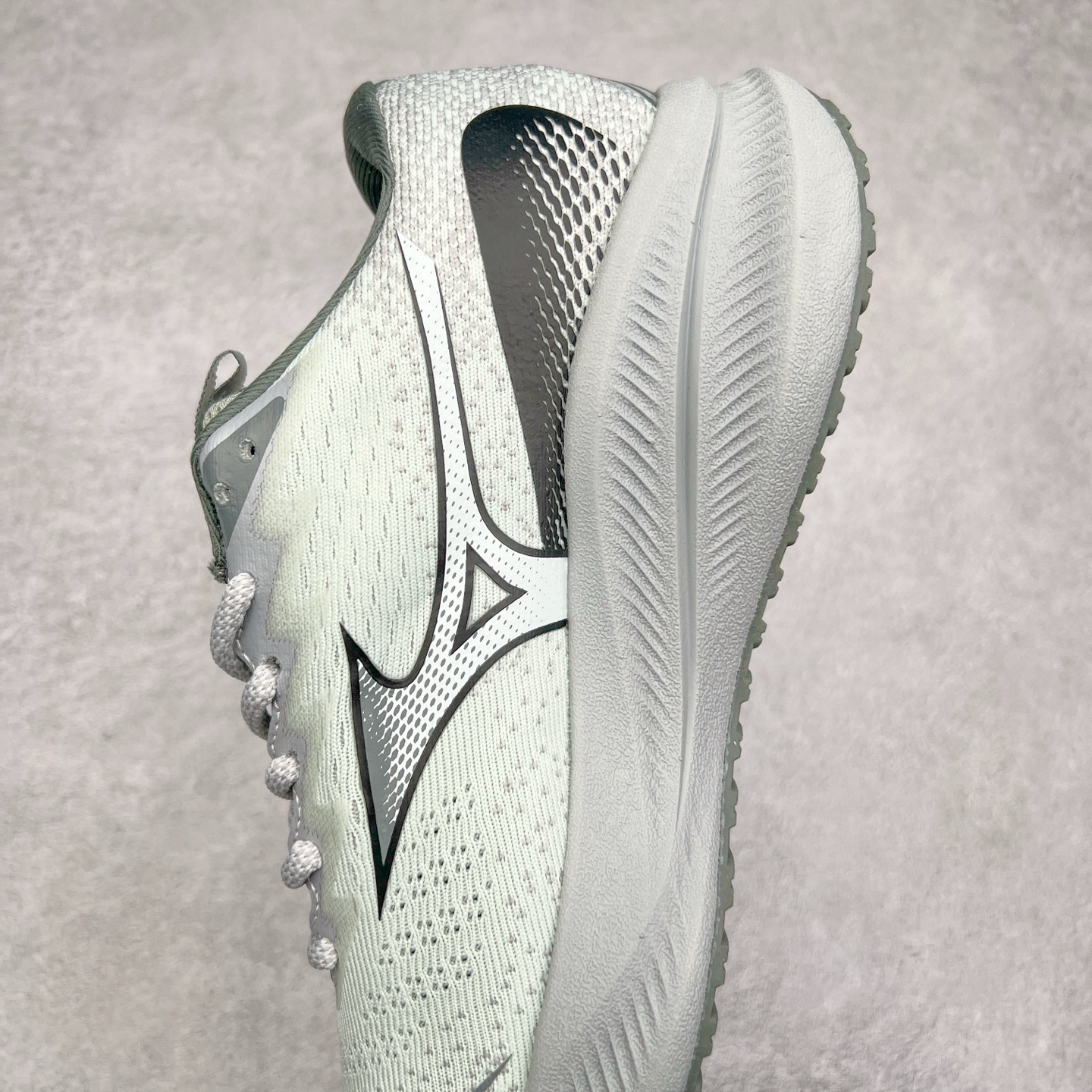 图片[7]-Mizuno Speed 2K 美津浓复古厚底织物合成革防滑耐磨透气低帮休闲跑步鞋 美津浓（Mizuno）是日本美津浓株式会社于1906年创立的运动品牌，经过一个多世纪的不断努力现已成为世界著名的运动器具、服装和鞋类生产商。美津浓力求服务于各类运动项目，并竭力使运动生活更加愉快和振奋。产品种类齐全，覆盖几乎全部主要运动项目，达到30万多个品类。尺码：36 36.5 37.5 38 38.5 39 40 40.5 41 42 42.5 43 44 44.5 45-选品中心