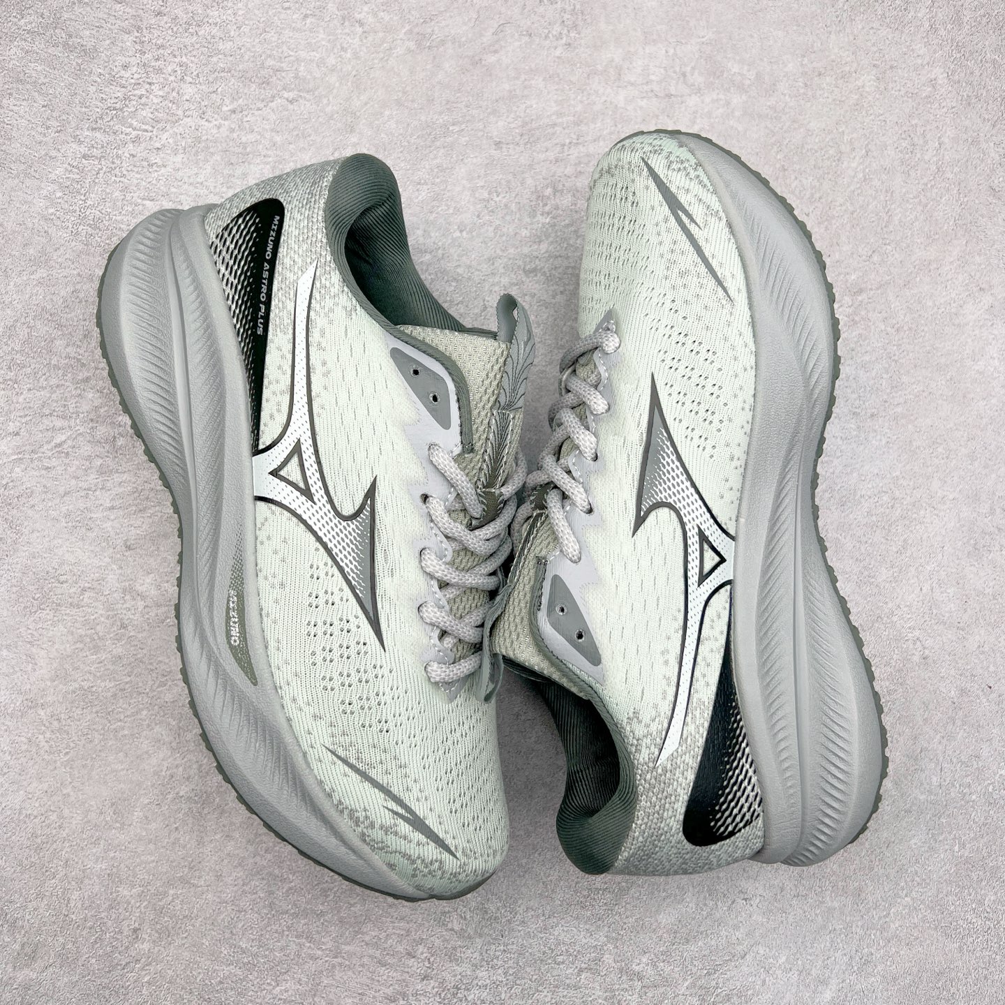 图片[3]-Mizuno Speed 2K 美津浓复古厚底织物合成革防滑耐磨透气低帮休闲跑步鞋 美津浓（Mizuno）是日本美津浓株式会社于1906年创立的运动品牌，经过一个多世纪的不断努力现已成为世界著名的运动器具、服装和鞋类生产商。美津浓力求服务于各类运动项目，并竭力使运动生活更加愉快和振奋。产品种类齐全，覆盖几乎全部主要运动项目，达到30万多个品类。尺码：36 36.5 37.5 38 38.5 39 40 40.5 41 42 42.5 43 44 44.5 45-选品中心