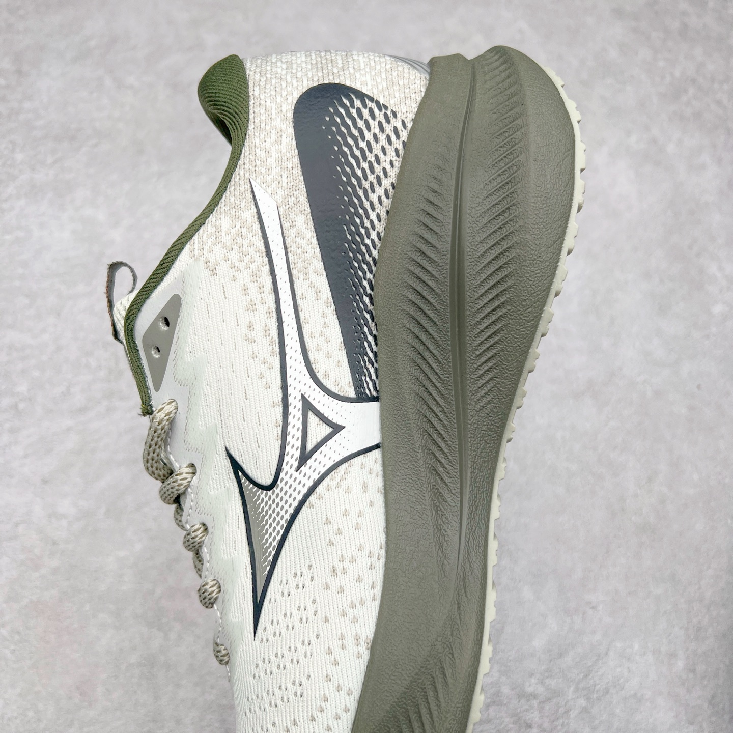 图片[7]-Mizuno Speed 2K 美津浓复古厚底织物合成革防滑耐磨透气低帮休闲跑步鞋 美津浓（Mizuno）是日本美津浓株式会社于1906年创立的运动品牌，经过一个多世纪的不断努力现已成为世界著名的运动器具、服装和鞋类生产商。美津浓力求服务于各类运动项目，并竭力使运动生活更加愉快和振奋。产品种类齐全，覆盖几乎全部主要运动项目，达到30万多个品类。尺码：36 36.5 37.5 38 38.5 39 40 40.5 41 42 42.5 43 44 44.5 45-选品中心