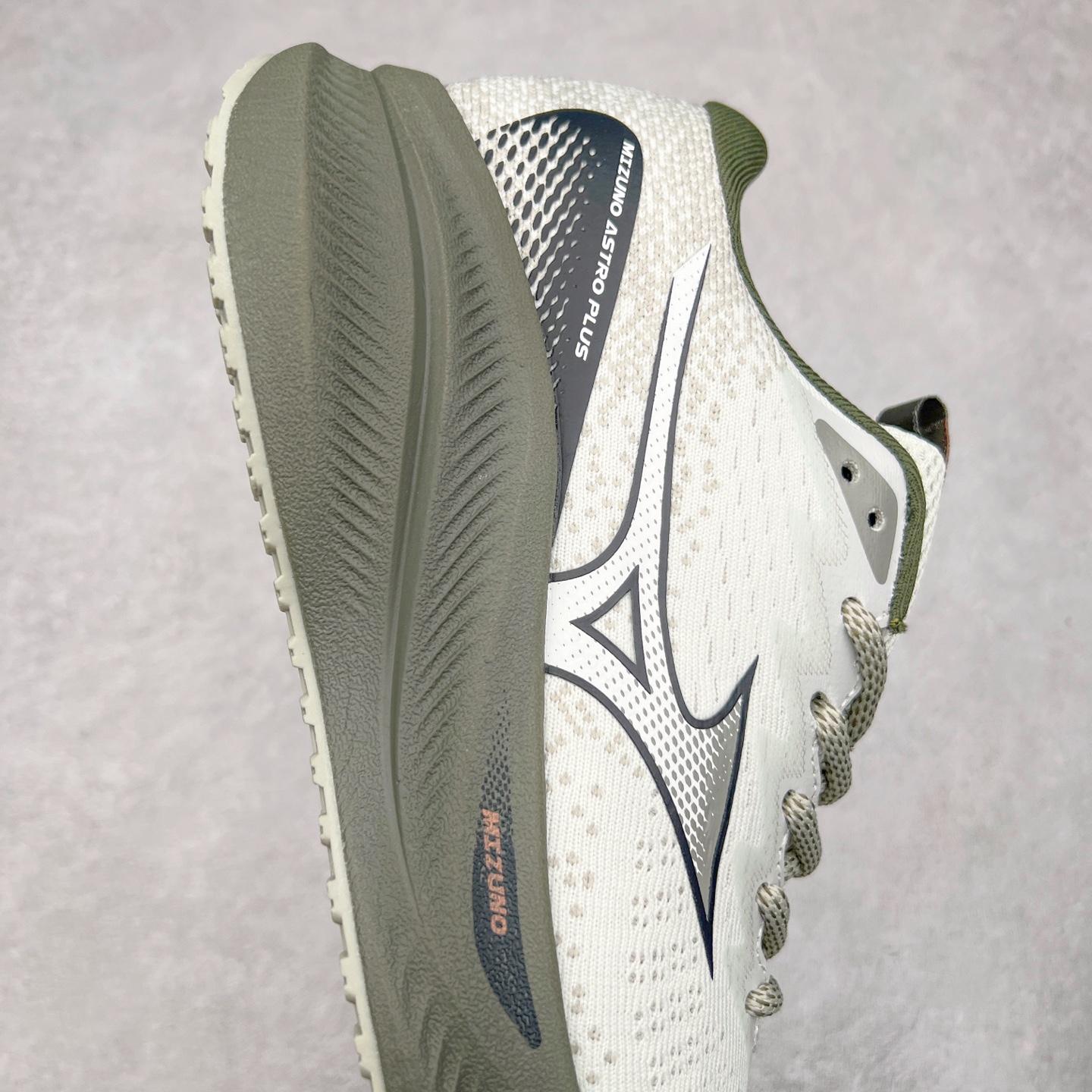 图片[6]-Mizuno Speed 2K 美津浓复古厚底织物合成革防滑耐磨透气低帮休闲跑步鞋 美津浓（Mizuno）是日本美津浓株式会社于1906年创立的运动品牌，经过一个多世纪的不断努力现已成为世界著名的运动器具、服装和鞋类生产商。美津浓力求服务于各类运动项目，并竭力使运动生活更加愉快和振奋。产品种类齐全，覆盖几乎全部主要运动项目，达到30万多个品类。尺码：36 36.5 37.5 38 38.5 39 40 40.5 41 42 42.5 43 44 44.5 45-选品中心