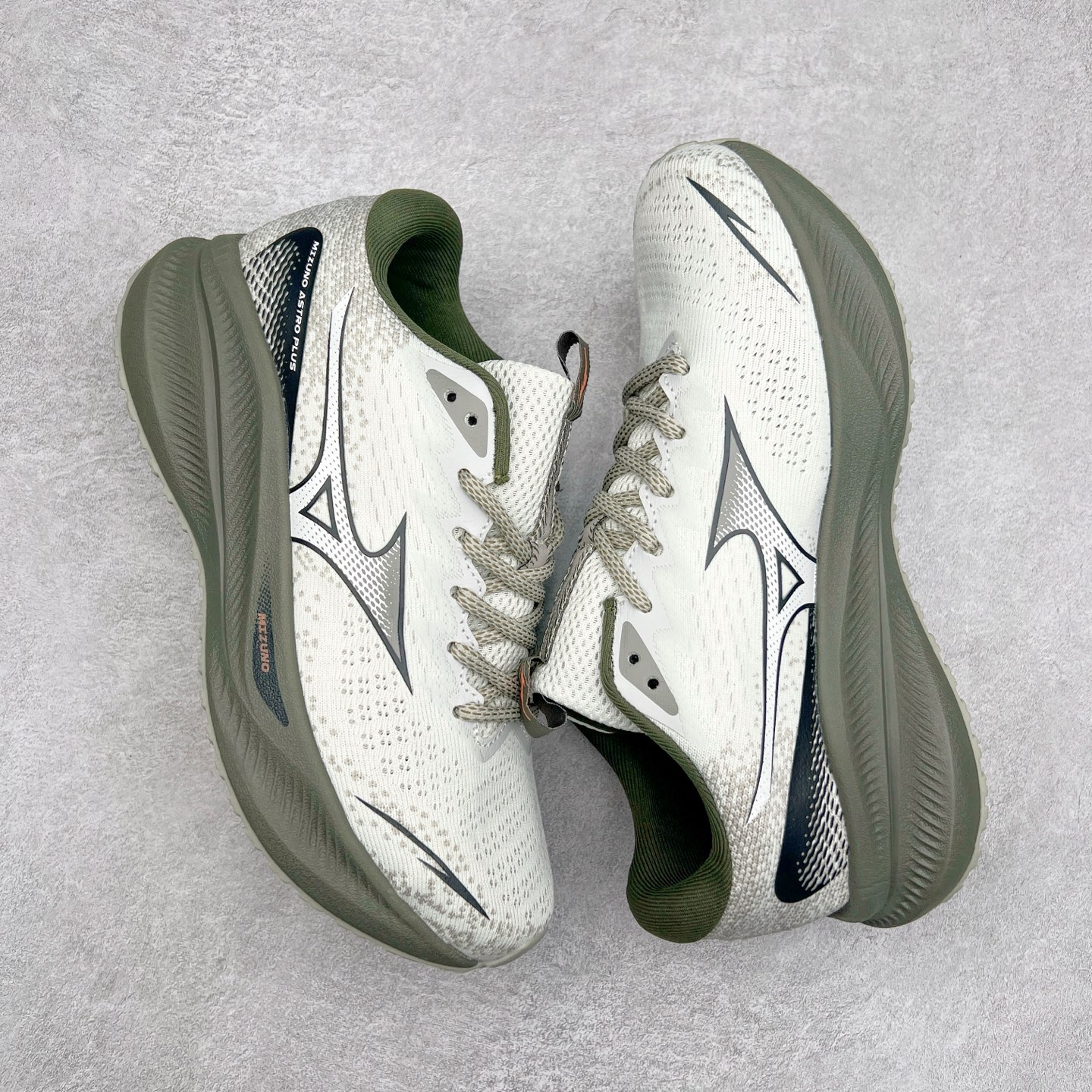 图片[3]-Mizuno Speed 2K 美津浓复古厚底织物合成革防滑耐磨透气低帮休闲跑步鞋 美津浓（Mizuno）是日本美津浓株式会社于1906年创立的运动品牌，经过一个多世纪的不断努力现已成为世界著名的运动器具、服装和鞋类生产商。美津浓力求服务于各类运动项目，并竭力使运动生活更加愉快和振奋。产品种类齐全，覆盖几乎全部主要运动项目，达到30万多个品类。尺码：36 36.5 37.5 38 38.5 39 40 40.5 41 42 42.5 43 44 44.5 45-选品中心