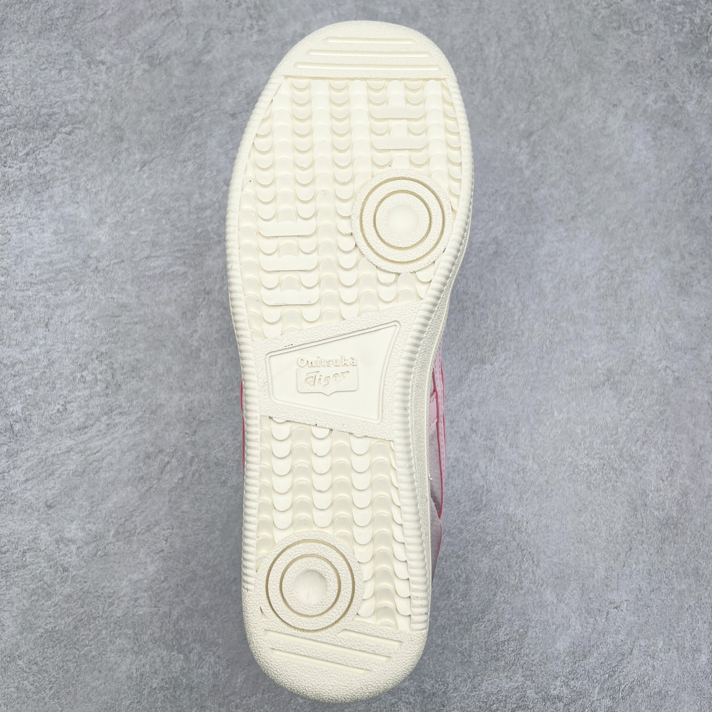 图片[9]-＃特价福利 Asics Onitsuka Tige TOKUTEN 亚瑟士鬼冢虎男女士复古跑鞋街拍潮鞋低帮板鞋经典款中性复古运动鞋 轻盈舒适 时尚与复古与一体 轻盈的款式 适合夏天~简单的设定配合修长的线条 全鞋身均以麖皮打造 散发着日本新一代的潮流品味 无论配衬任何造型都能胜任 Tokuten 精神来自80年代的室内用鞋 T-TOE前足补强设计 环状中底底部结构 橡胶大底元素 防滑耐磨的同时保持着鞋子的轻盈 并提供良好牵引力 脚感柔软舒适 长时间行走也不会觉得脚部不适 经典复刻款 休闲百搭 中性款男女都可穿 尺码：36 37 37.5 38 39 40.5 41.5 42 42.5 43.5 44 45-选品中心