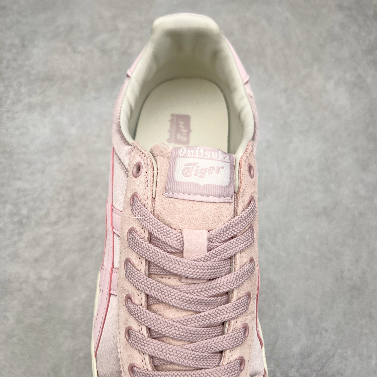 图片[5]-＃特价福利 Asics Onitsuka Tige TOKUTEN 亚瑟士鬼冢虎男女士复古跑鞋街拍潮鞋低帮板鞋经典款中性复古运动鞋 轻盈舒适 时尚与复古与一体 轻盈的款式 适合夏天~简单的设定配合修长的线条 全鞋身均以麖皮打造 散发着日本新一代的潮流品味 无论配衬任何造型都能胜任 Tokuten 精神来自80年代的室内用鞋 T-TOE前足补强设计 环状中底底部结构 橡胶大底元素 防滑耐磨的同时保持着鞋子的轻盈 并提供良好牵引力 脚感柔软舒适 长时间行走也不会觉得脚部不适 经典复刻款 休闲百搭 中性款男女都可穿 尺码：36 37 37.5 38 39 40.5 41.5 42 42.5 43.5 44 45-选品中心