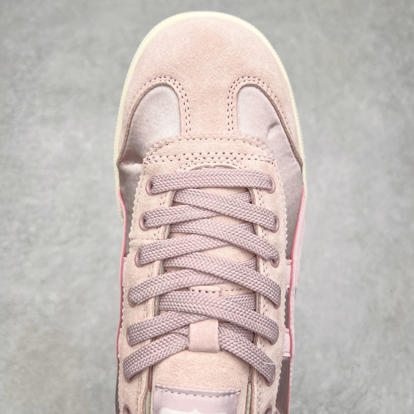 图片[4]-＃特价福利 Asics Onitsuka Tige TOKUTEN 亚瑟士鬼冢虎男女士复古跑鞋街拍潮鞋低帮板鞋经典款中性复古运动鞋 轻盈舒适 时尚与复古与一体 轻盈的款式 适合夏天~简单的设定配合修长的线条 全鞋身均以麖皮打造 散发着日本新一代的潮流品味 无论配衬任何造型都能胜任 Tokuten 精神来自80年代的室内用鞋 T-TOE前足补强设计 环状中底底部结构 橡胶大底元素 防滑耐磨的同时保持着鞋子的轻盈 并提供良好牵引力 脚感柔软舒适 长时间行走也不会觉得脚部不适 经典复刻款 休闲百搭 中性款男女都可穿 尺码：36 37 37.5 38 39 40.5 41.5 42 42.5 43.5 44 45-选品中心