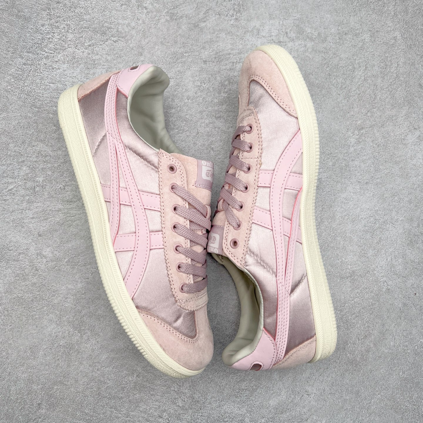 图片[3]-＃特价福利 Asics Onitsuka Tige TOKUTEN 亚瑟士鬼冢虎男女士复古跑鞋街拍潮鞋低帮板鞋经典款中性复古运动鞋 轻盈舒适 时尚与复古与一体 轻盈的款式 适合夏天~简单的设定配合修长的线条 全鞋身均以麖皮打造 散发着日本新一代的潮流品味 无论配衬任何造型都能胜任 Tokuten 精神来自80年代的室内用鞋 T-TOE前足补强设计 环状中底底部结构 橡胶大底元素 防滑耐磨的同时保持着鞋子的轻盈 并提供良好牵引力 脚感柔软舒适 长时间行走也不会觉得脚部不适 经典复刻款 休闲百搭 中性款男女都可穿 尺码：36 37 37.5 38 39 40.5 41.5 42 42.5 43.5 44 45-选品中心