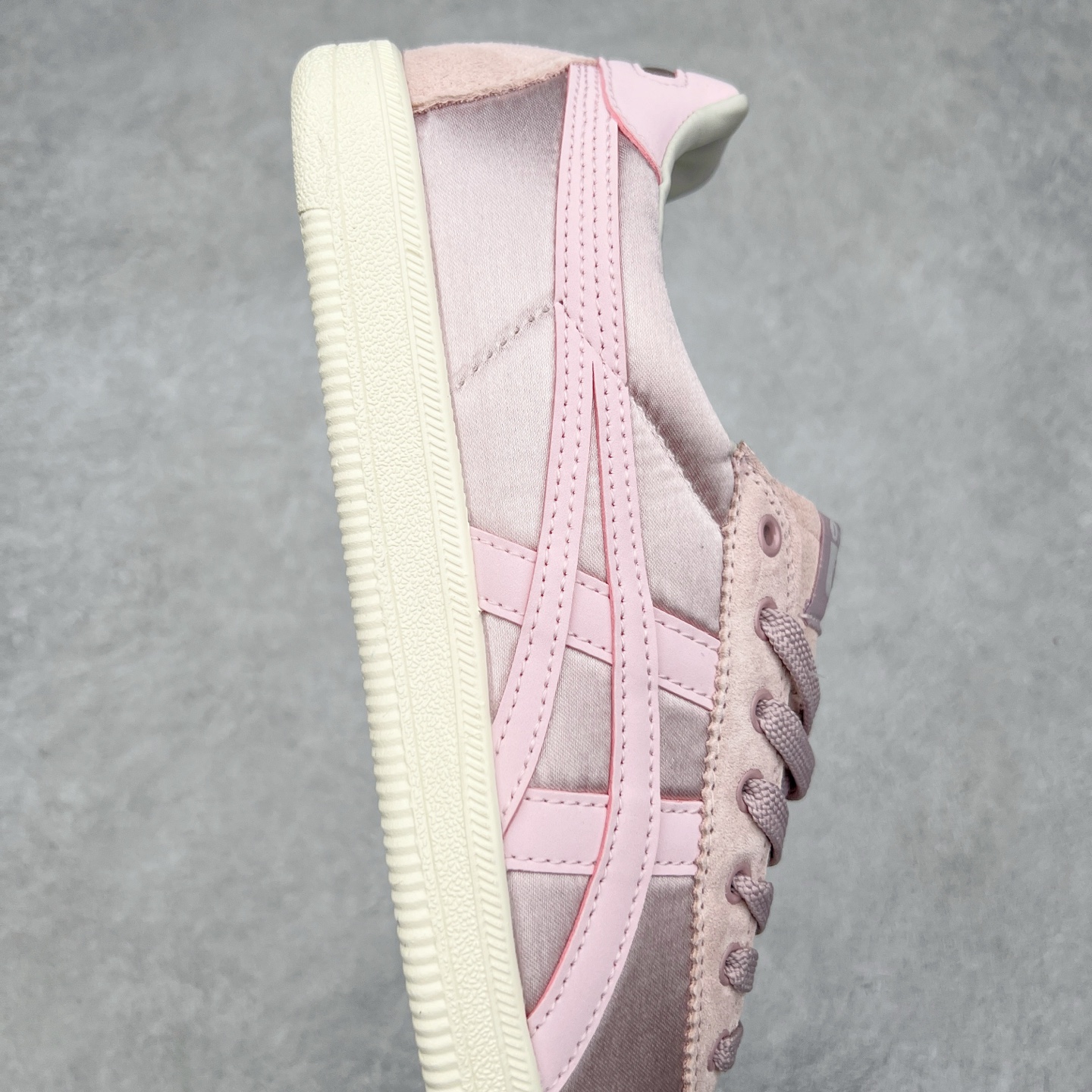 图片[6]-＃特价福利 Asics Onitsuka Tige TOKUTEN 亚瑟士鬼冢虎男女士复古跑鞋街拍潮鞋低帮板鞋经典款中性复古运动鞋 轻盈舒适 时尚与复古与一体 轻盈的款式 适合夏天~简单的设定配合修长的线条 全鞋身均以麖皮打造 散发着日本新一代的潮流品味 无论配衬任何造型都能胜任 Tokuten 精神来自80年代的室内用鞋 T-TOE前足补强设计 环状中底底部结构 橡胶大底元素 防滑耐磨的同时保持着鞋子的轻盈 并提供良好牵引力 脚感柔软舒适 长时间行走也不会觉得脚部不适 经典复刻款 休闲百搭 中性款男女都可穿 尺码：36 37 37.5 38 39 40.5 41.5 42 42.5 43.5 44 45-选品中心