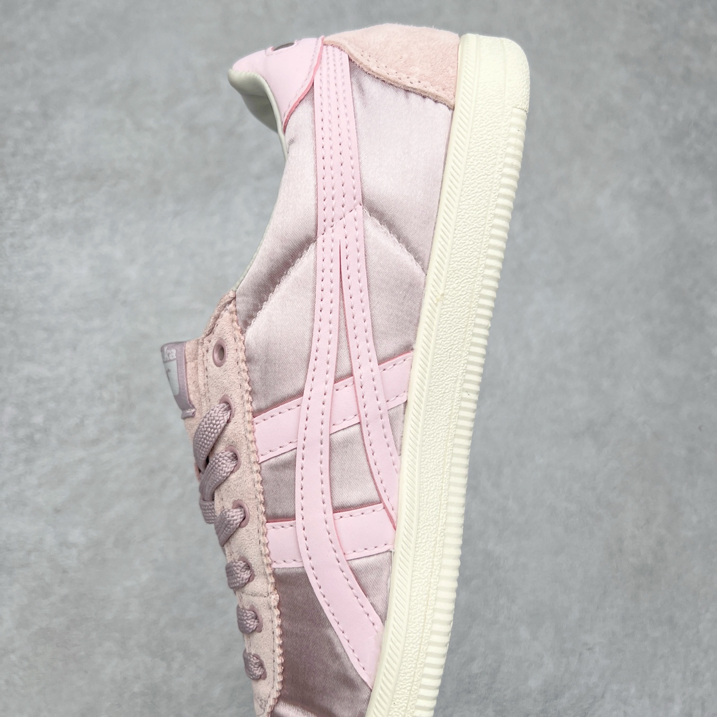 图片[7]-＃特价福利 Asics Onitsuka Tige TOKUTEN 亚瑟士鬼冢虎男女士复古跑鞋街拍潮鞋低帮板鞋经典款中性复古运动鞋 轻盈舒适 时尚与复古与一体 轻盈的款式 适合夏天~简单的设定配合修长的线条 全鞋身均以麖皮打造 散发着日本新一代的潮流品味 无论配衬任何造型都能胜任 Tokuten 精神来自80年代的室内用鞋 T-TOE前足补强设计 环状中底底部结构 橡胶大底元素 防滑耐磨的同时保持着鞋子的轻盈 并提供良好牵引力 脚感柔软舒适 长时间行走也不会觉得脚部不适 经典复刻款 休闲百搭 中性款男女都可穿 尺码：36 37 37.5 38 39 40.5 41.5 42 42.5 43.5 44 45-选品中心