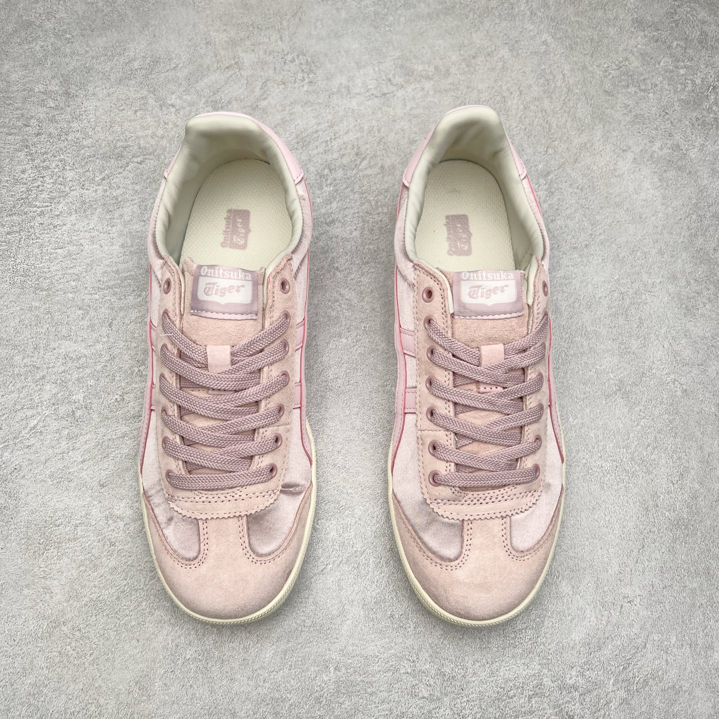 图片[2]-＃特价福利 Asics Onitsuka Tige TOKUTEN 亚瑟士鬼冢虎男女士复古跑鞋街拍潮鞋低帮板鞋经典款中性复古运动鞋 轻盈舒适 时尚与复古与一体 轻盈的款式 适合夏天~简单的设定配合修长的线条 全鞋身均以麖皮打造 散发着日本新一代的潮流品味 无论配衬任何造型都能胜任 Tokuten 精神来自80年代的室内用鞋 T-TOE前足补强设计 环状中底底部结构 橡胶大底元素 防滑耐磨的同时保持着鞋子的轻盈 并提供良好牵引力 脚感柔软舒适 长时间行走也不会觉得脚部不适 经典复刻款 休闲百搭 中性款男女都可穿 尺码：36 37 37.5 38 39 40.5 41.5 42 42.5 43.5 44 45-选品中心