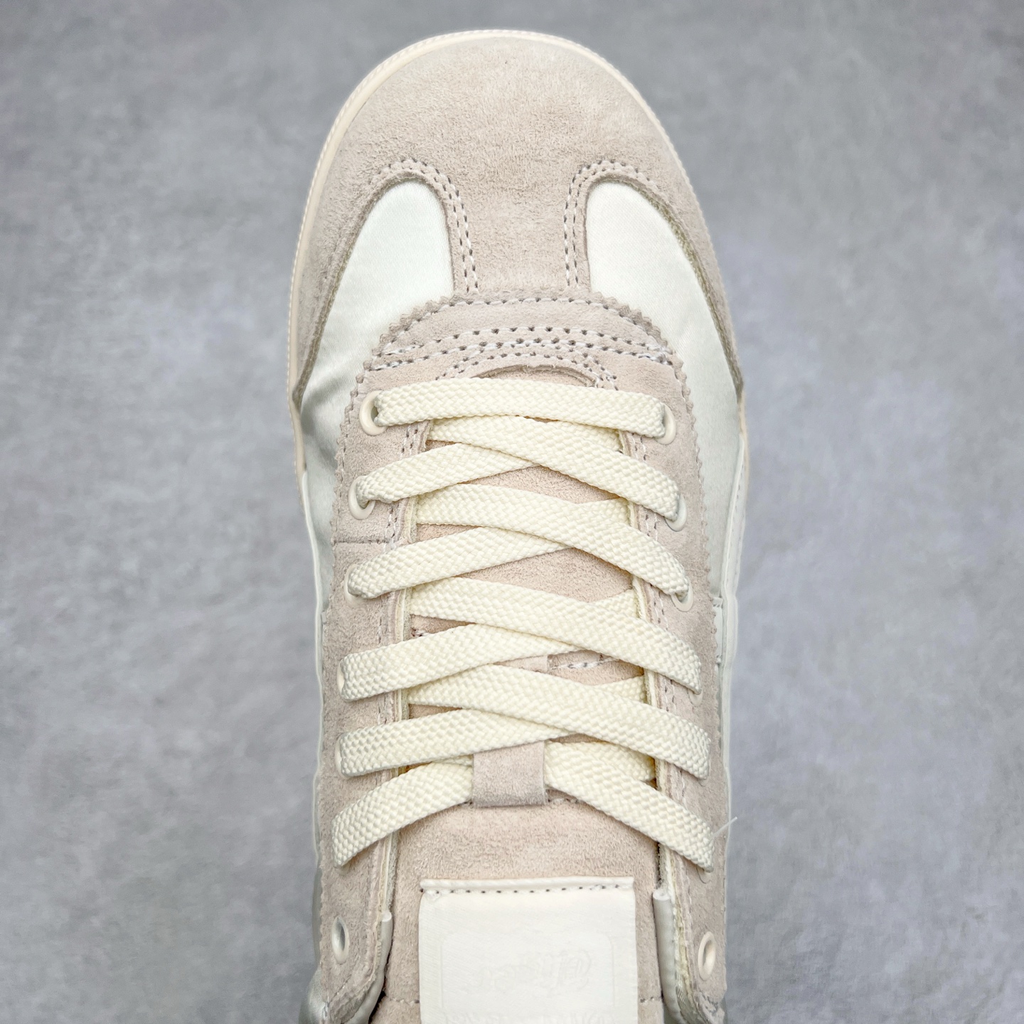 图片[4]-＃特价福利 Asics Onitsuka Tige TOKUTEN 亚瑟士鬼冢虎男女士复古跑鞋街拍潮鞋低帮板鞋经典款中性复古运动鞋 轻盈舒适 时尚与复古与一体 轻盈的款式 适合夏天~简单的设定配合修长的线条 全鞋身均以麖皮打造 散发着日本新一代的潮流品味 无论配衬任何造型都能胜任 Tokuten 精神来自80年代的室内用鞋 T-TOE前足补强设计 环状中底底部结构 橡胶大底元素 防滑耐磨的同时保持着鞋子的轻盈 并提供良好牵引力 脚感柔软舒适 长时间行走也不会觉得脚部不适 经典复刻款 休闲百搭 中性款男女都可穿 尺码：36 37 37.5 38 39 40.5 41.5 42 42.5 43.5 44 45-选品中心