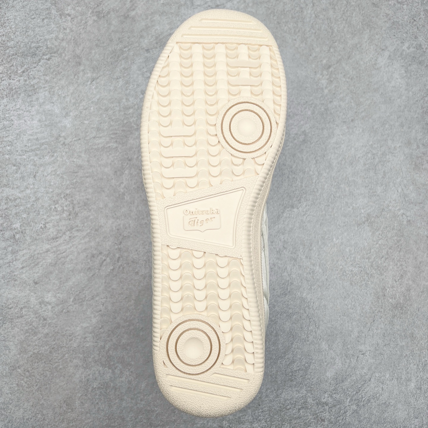 图片[9]-＃特价福利 Asics Onitsuka Tige TOKUTEN 亚瑟士鬼冢虎男女士复古跑鞋街拍潮鞋低帮板鞋经典款中性复古运动鞋 轻盈舒适 时尚与复古与一体 轻盈的款式 适合夏天~简单的设定配合修长的线条 全鞋身均以麖皮打造 散发着日本新一代的潮流品味 无论配衬任何造型都能胜任 Tokuten 精神来自80年代的室内用鞋 T-TOE前足补强设计 环状中底底部结构 橡胶大底元素 防滑耐磨的同时保持着鞋子的轻盈 并提供良好牵引力 脚感柔软舒适 长时间行走也不会觉得脚部不适 经典复刻款 休闲百搭 中性款男女都可穿 尺码：36 37 37.5 38 39 40.5 41.5 42 42.5 43.5 44 45-选品中心