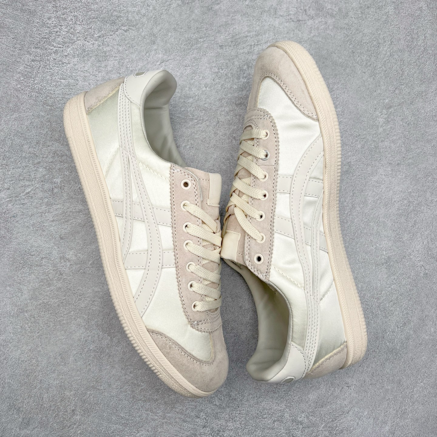 图片[3]-＃特价福利 Asics Onitsuka Tige TOKUTEN 亚瑟士鬼冢虎男女士复古跑鞋街拍潮鞋低帮板鞋经典款中性复古运动鞋 轻盈舒适 时尚与复古与一体 轻盈的款式 适合夏天~简单的设定配合修长的线条 全鞋身均以麖皮打造 散发着日本新一代的潮流品味 无论配衬任何造型都能胜任 Tokuten 精神来自80年代的室内用鞋 T-TOE前足补强设计 环状中底底部结构 橡胶大底元素 防滑耐磨的同时保持着鞋子的轻盈 并提供良好牵引力 脚感柔软舒适 长时间行走也不会觉得脚部不适 经典复刻款 休闲百搭 中性款男女都可穿 尺码：36 37 37.5 38 39 40.5 41.5 42 42.5 43.5 44 45-选品中心