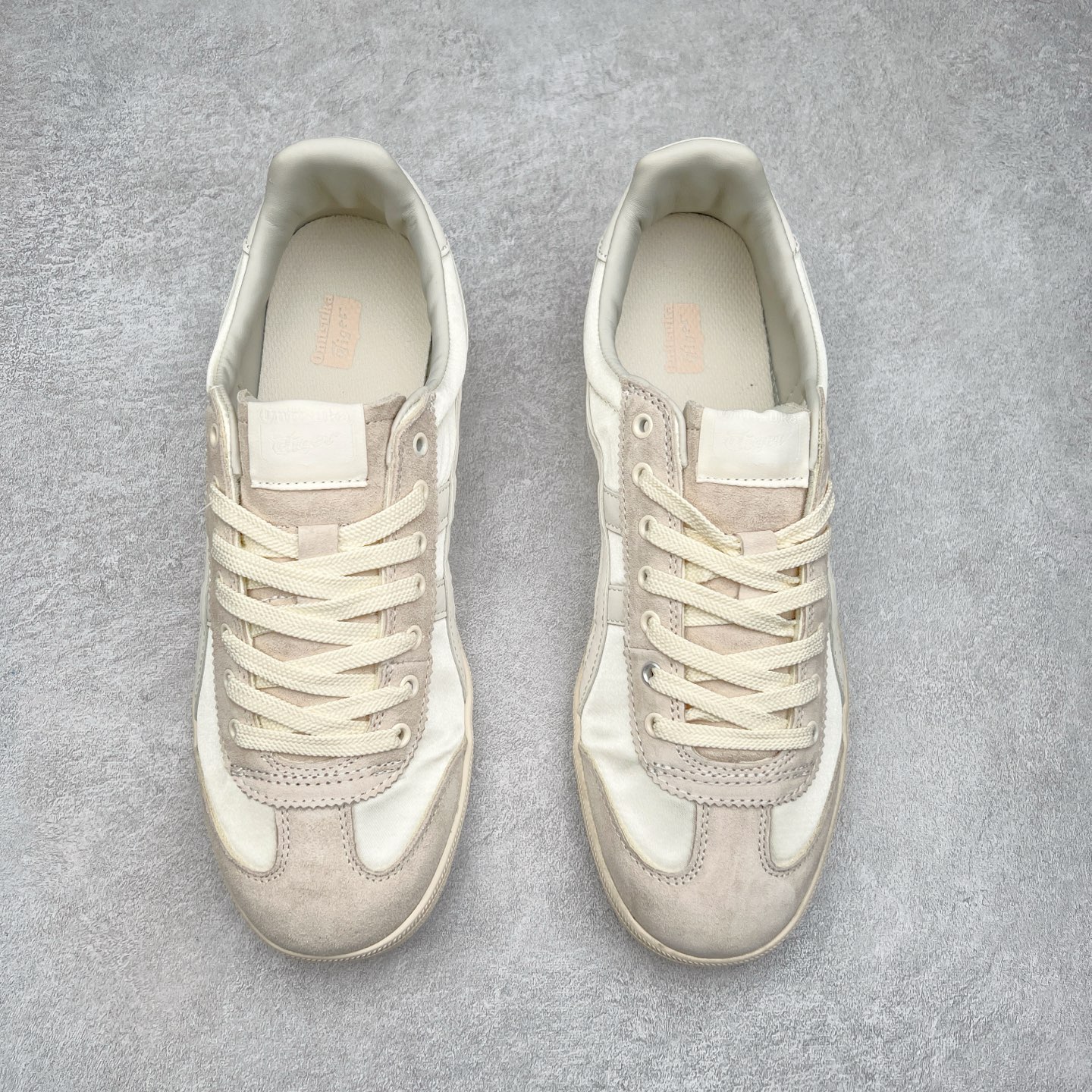 图片[2]-＃特价福利 Asics Onitsuka Tige TOKUTEN 亚瑟士鬼冢虎男女士复古跑鞋街拍潮鞋低帮板鞋经典款中性复古运动鞋 轻盈舒适 时尚与复古与一体 轻盈的款式 适合夏天~简单的设定配合修长的线条 全鞋身均以麖皮打造 散发着日本新一代的潮流品味 无论配衬任何造型都能胜任 Tokuten 精神来自80年代的室内用鞋 T-TOE前足补强设计 环状中底底部结构 橡胶大底元素 防滑耐磨的同时保持着鞋子的轻盈 并提供良好牵引力 脚感柔软舒适 长时间行走也不会觉得脚部不适 经典复刻款 休闲百搭 中性款男女都可穿 尺码：36 37 37.5 38 39 40.5 41.5 42 42.5 43.5 44 45-选品中心