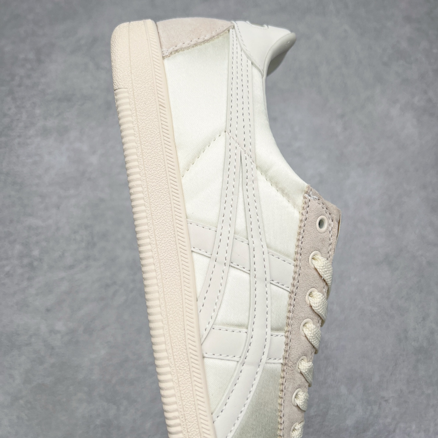 图片[6]-＃特价福利 Asics Onitsuka Tige TOKUTEN 亚瑟士鬼冢虎男女士复古跑鞋街拍潮鞋低帮板鞋经典款中性复古运动鞋 轻盈舒适 时尚与复古与一体 轻盈的款式 适合夏天~简单的设定配合修长的线条 全鞋身均以麖皮打造 散发着日本新一代的潮流品味 无论配衬任何造型都能胜任 Tokuten 精神来自80年代的室内用鞋 T-TOE前足补强设计 环状中底底部结构 橡胶大底元素 防滑耐磨的同时保持着鞋子的轻盈 并提供良好牵引力 脚感柔软舒适 长时间行走也不会觉得脚部不适 经典复刻款 休闲百搭 中性款男女都可穿 尺码：36 37 37.5 38 39 40.5 41.5 42 42.5 43.5 44 45-选品中心