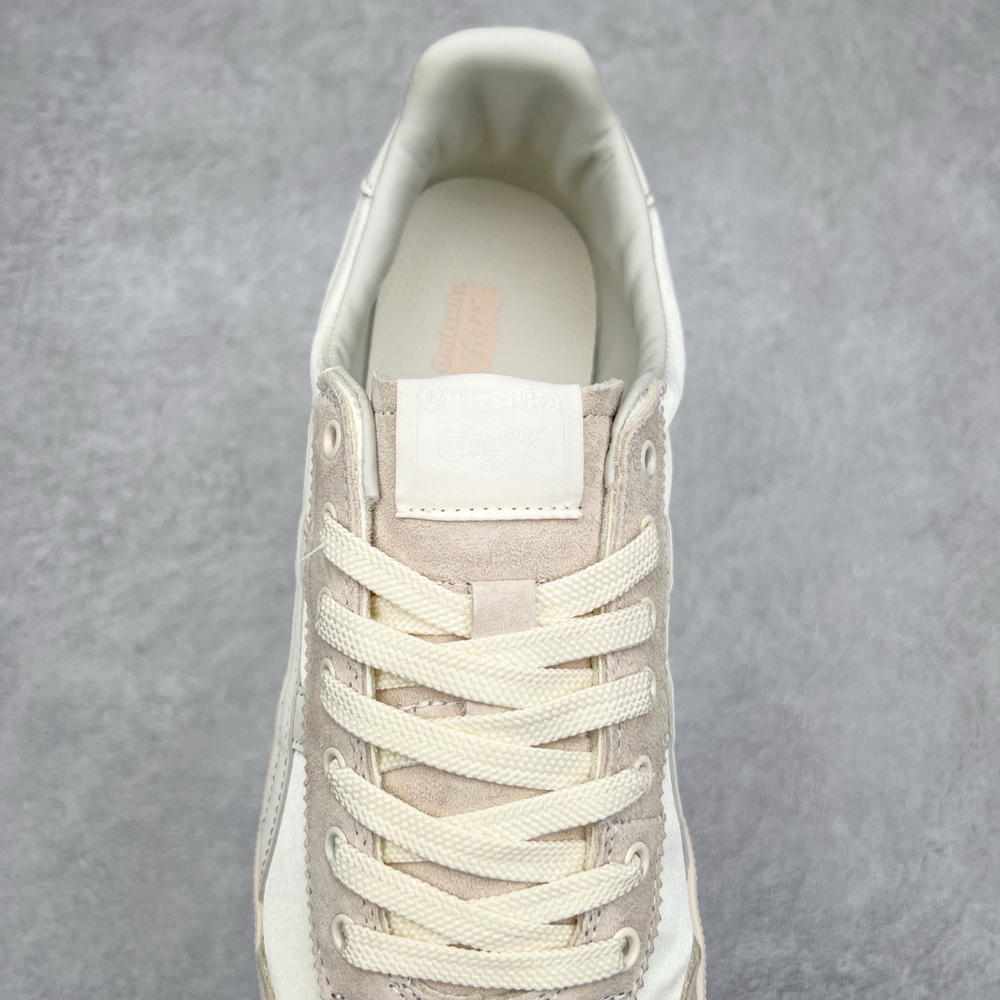 图片[5]-＃特价福利 Asics Onitsuka Tige TOKUTEN 亚瑟士鬼冢虎男女士复古跑鞋街拍潮鞋低帮板鞋经典款中性复古运动鞋 轻盈舒适 时尚与复古与一体 轻盈的款式 适合夏天~简单的设定配合修长的线条 全鞋身均以麖皮打造 散发着日本新一代的潮流品味 无论配衬任何造型都能胜任 Tokuten 精神来自80年代的室内用鞋 T-TOE前足补强设计 环状中底底部结构 橡胶大底元素 防滑耐磨的同时保持着鞋子的轻盈 并提供良好牵引力 脚感柔软舒适 长时间行走也不会觉得脚部不适 经典复刻款 休闲百搭 中性款男女都可穿 尺码：36 37 37.5 38 39 40.5 41.5 42 42.5 43.5 44 45-选品中心