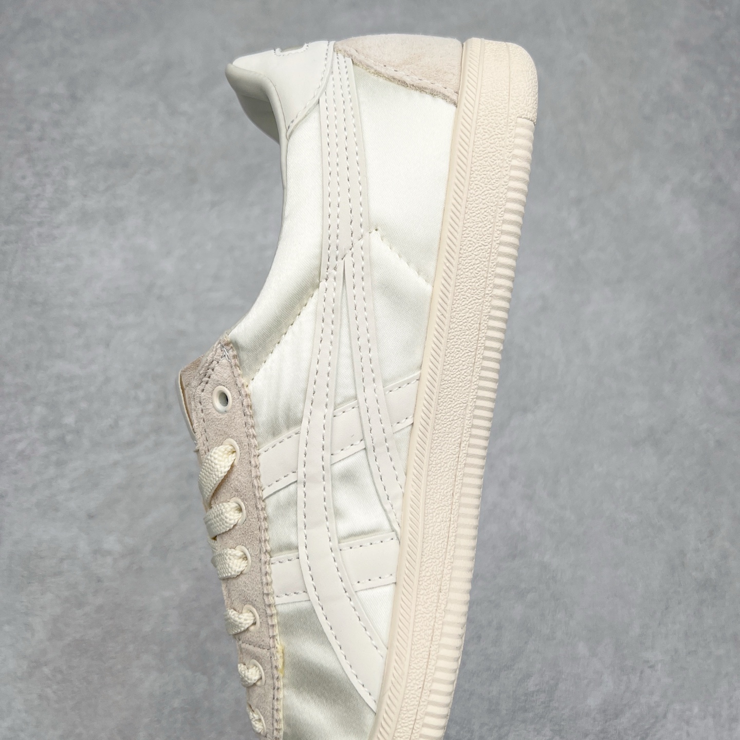 图片[7]-＃特价福利 Asics Onitsuka Tige TOKUTEN 亚瑟士鬼冢虎男女士复古跑鞋街拍潮鞋低帮板鞋经典款中性复古运动鞋 轻盈舒适 时尚与复古与一体 轻盈的款式 适合夏天~简单的设定配合修长的线条 全鞋身均以麖皮打造 散发着日本新一代的潮流品味 无论配衬任何造型都能胜任 Tokuten 精神来自80年代的室内用鞋 T-TOE前足补强设计 环状中底底部结构 橡胶大底元素 防滑耐磨的同时保持着鞋子的轻盈 并提供良好牵引力 脚感柔软舒适 长时间行走也不会觉得脚部不适 经典复刻款 休闲百搭 中性款男女都可穿 尺码：36 37 37.5 38 39 40.5 41.5 42 42.5 43.5 44 45-选品中心