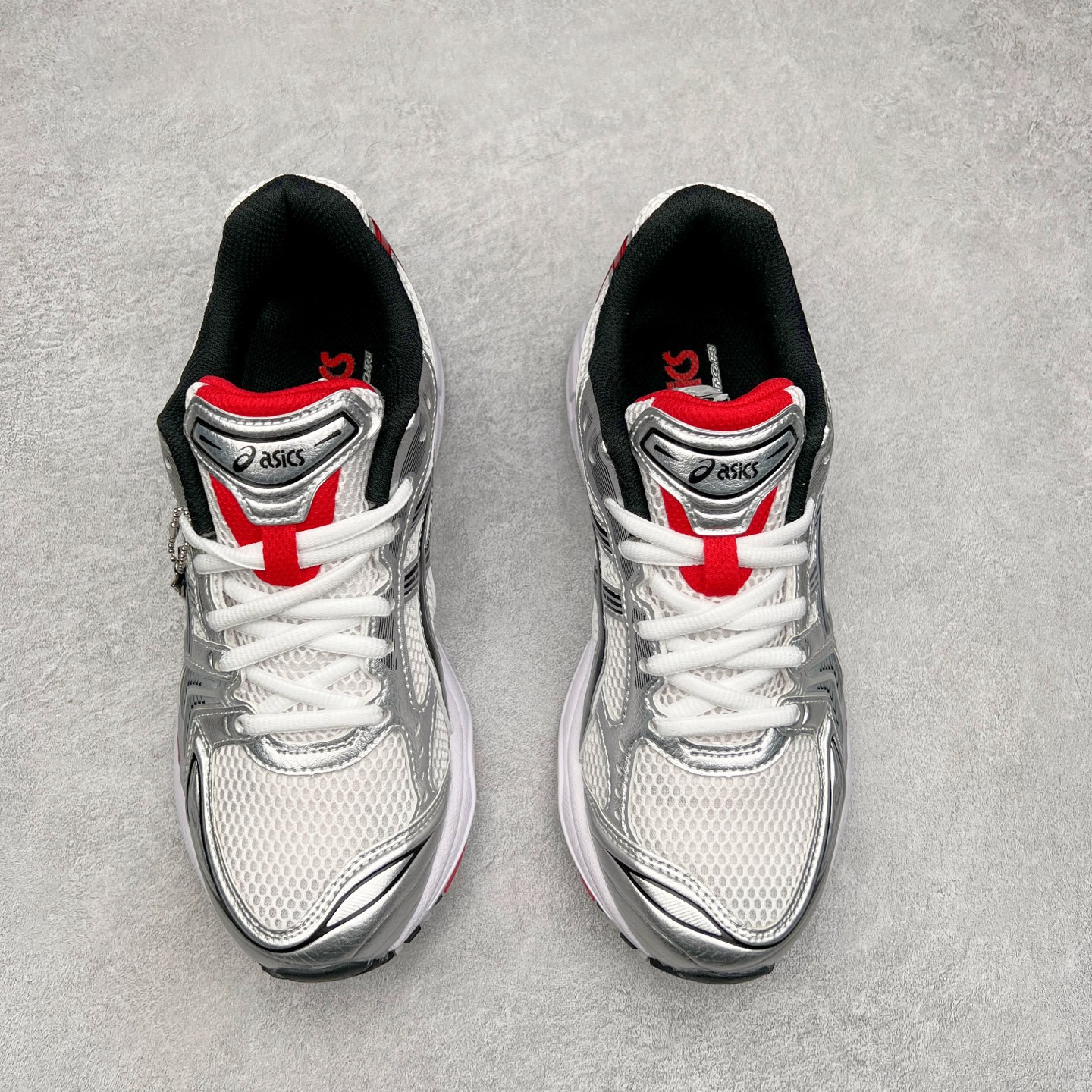 图片[2]-＃HK纯原 ASICS GEL-KAYANO 14 亚瑟士K14系列户外复古潮流百搭织物合成革缓震休闲跑步鞋 原装纸板楦头开发 独家私模五层组合大底 原厂定制缓震硅胶加持 原盒原配 官方四联吊牌 原装Ortholite轻量化鞋垫 设计师 Hidenori Yamashita 以「Flash」一词为灵感 创造出未来感金属色鞋面 改造升级内在性能 由内而外全面革新 为 GEL-KAYANO 家族传承及经典跑鞋文化的延续 创下里程碑式作品 K14跑鞋重新诠释了复古的跑步形状 并以其 2000 年代后期的美学理念重新铺装 银色与蓝色的鞋面极为高档 网面铺陈与鞋面、鞋头多处细节位增添了透气性 鞋后跟部中底上以及多密度耐磨鞋底增加了 GEL 缓震胶 提供高抗冲击性、缓冲性、可保护脚部免受地面冲击的影响 穿着舒适性十足 尺码：35.5 36 37 37.5 38 39 39.5 40.5 41.5 42 42.5 43.5 44 45-选品中心