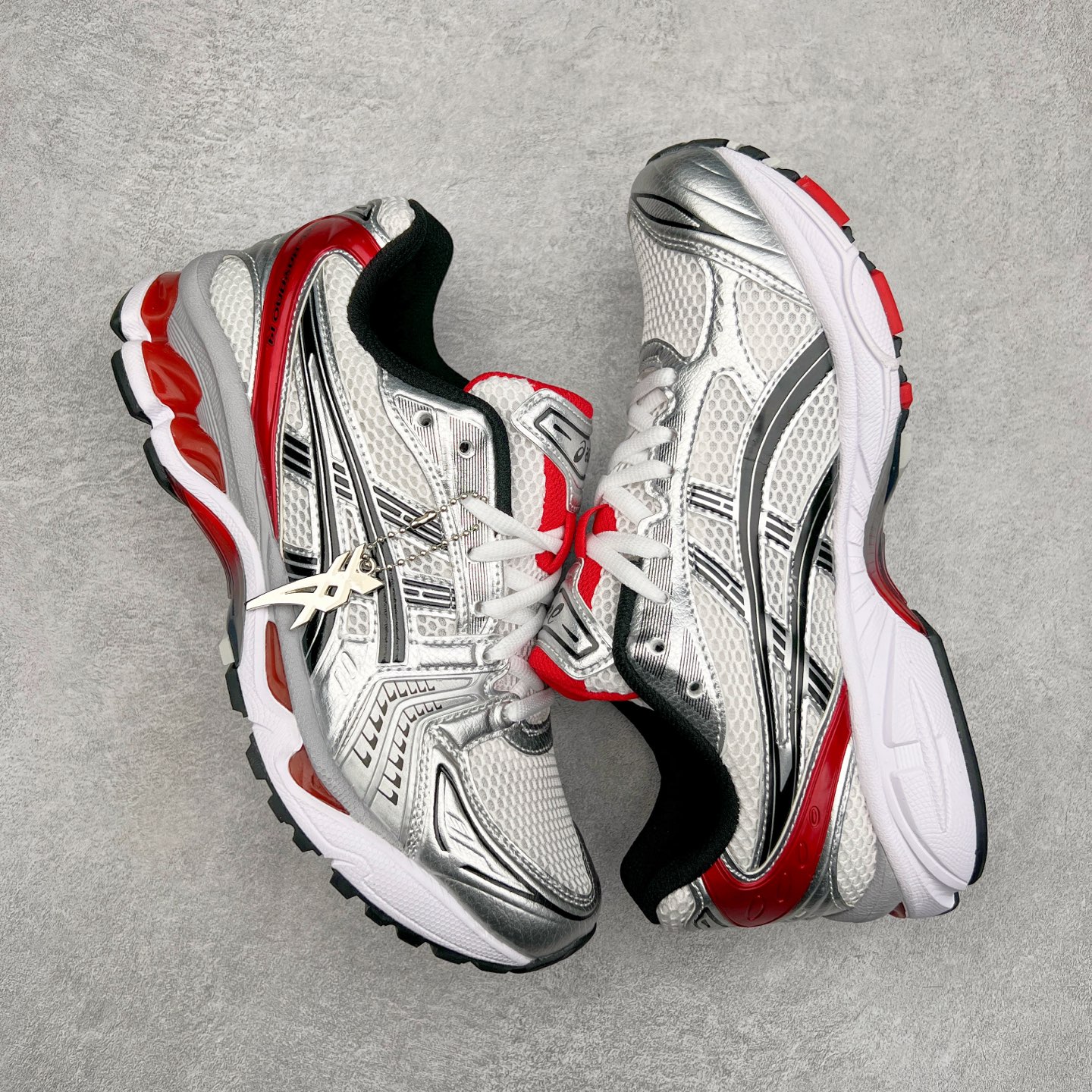 图片[3]-＃HK纯原 ASICS GEL-KAYANO 14 亚瑟士K14系列户外复古潮流百搭织物合成革缓震休闲跑步鞋 原装纸板楦头开发 独家私模五层组合大底 原厂定制缓震硅胶加持 原盒原配 官方四联吊牌 原装Ortholite轻量化鞋垫 设计师 Hidenori Yamashita 以「Flash」一词为灵感 创造出未来感金属色鞋面 改造升级内在性能 由内而外全面革新 为 GEL-KAYANO 家族传承及经典跑鞋文化的延续 创下里程碑式作品 K14跑鞋重新诠释了复古的跑步形状 并以其 2000 年代后期的美学理念重新铺装 银色与蓝色的鞋面极为高档 网面铺陈与鞋面、鞋头多处细节位增添了透气性 鞋后跟部中底上以及多密度耐磨鞋底增加了 GEL 缓震胶 提供高抗冲击性、缓冲性、可保护脚部免受地面冲击的影响 穿着舒适性十足 尺码：35.5 36 37 37.5 38 39 39.5 40.5 41.5 42 42.5 43.5 44 45-选品中心