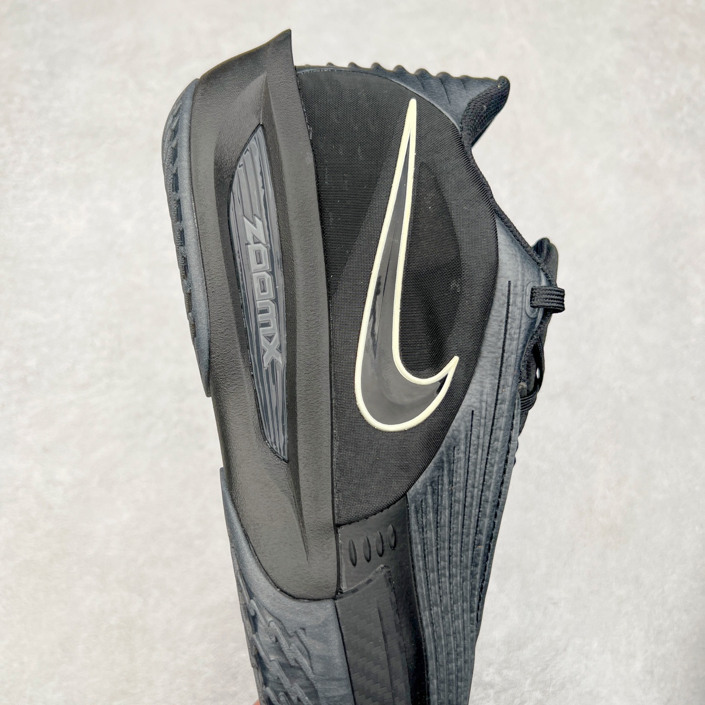 图片[6]-NK G.T. Cut 3.0 EP GT3代实战篮球鞋 DJ6015-201 该鞋款采用出众回弹设计 为切入、转向和移步篮筐提供出色的能量回馈 回弹性能带来弹力充沛的迈步体验 助你爆发疾速 全掌型 ZoomX 泡绵 缔造弹力出众的轻盈迈步体验 助你在比赛升温时能够急速快攻 驰骋全场 鞋面绳线与鞋带相结合 有助稳固前足 后跟搭配加垫鞋口 为脚踝营造舒适稳固感受 全掌型 ZoomX 泡绵 能够带来出众的能量回馈 前足外侧采用精巧塑料覆面 在瞬间爆发时提供稳固脚感 尺码：40 40.5 41 42 42.5 43 44 44.5 45 46-选品中心