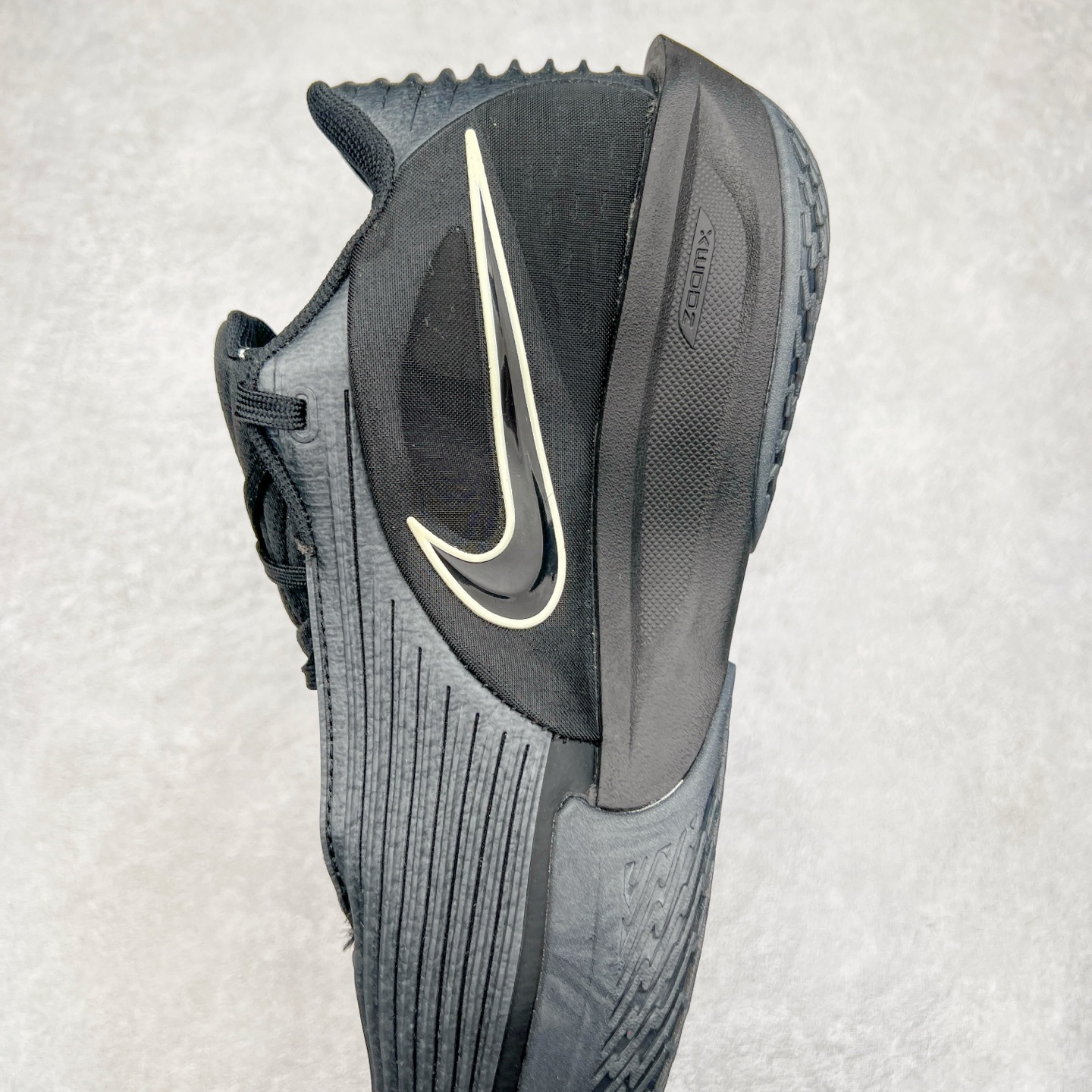 图片[7]-NK G.T. Cut 3.0 EP GT3代实战篮球鞋 DJ6015-201 该鞋款采用出众回弹设计 为切入、转向和移步篮筐提供出色的能量回馈 回弹性能带来弹力充沛的迈步体验 助你爆发疾速 全掌型 ZoomX 泡绵 缔造弹力出众的轻盈迈步体验 助你在比赛升温时能够急速快攻 驰骋全场 鞋面绳线与鞋带相结合 有助稳固前足 后跟搭配加垫鞋口 为脚踝营造舒适稳固感受 全掌型 ZoomX 泡绵 能够带来出众的能量回馈 前足外侧采用精巧塑料覆面 在瞬间爆发时提供稳固脚感 尺码：40 40.5 41 42 42.5 43 44 44.5 45 46-选品中心