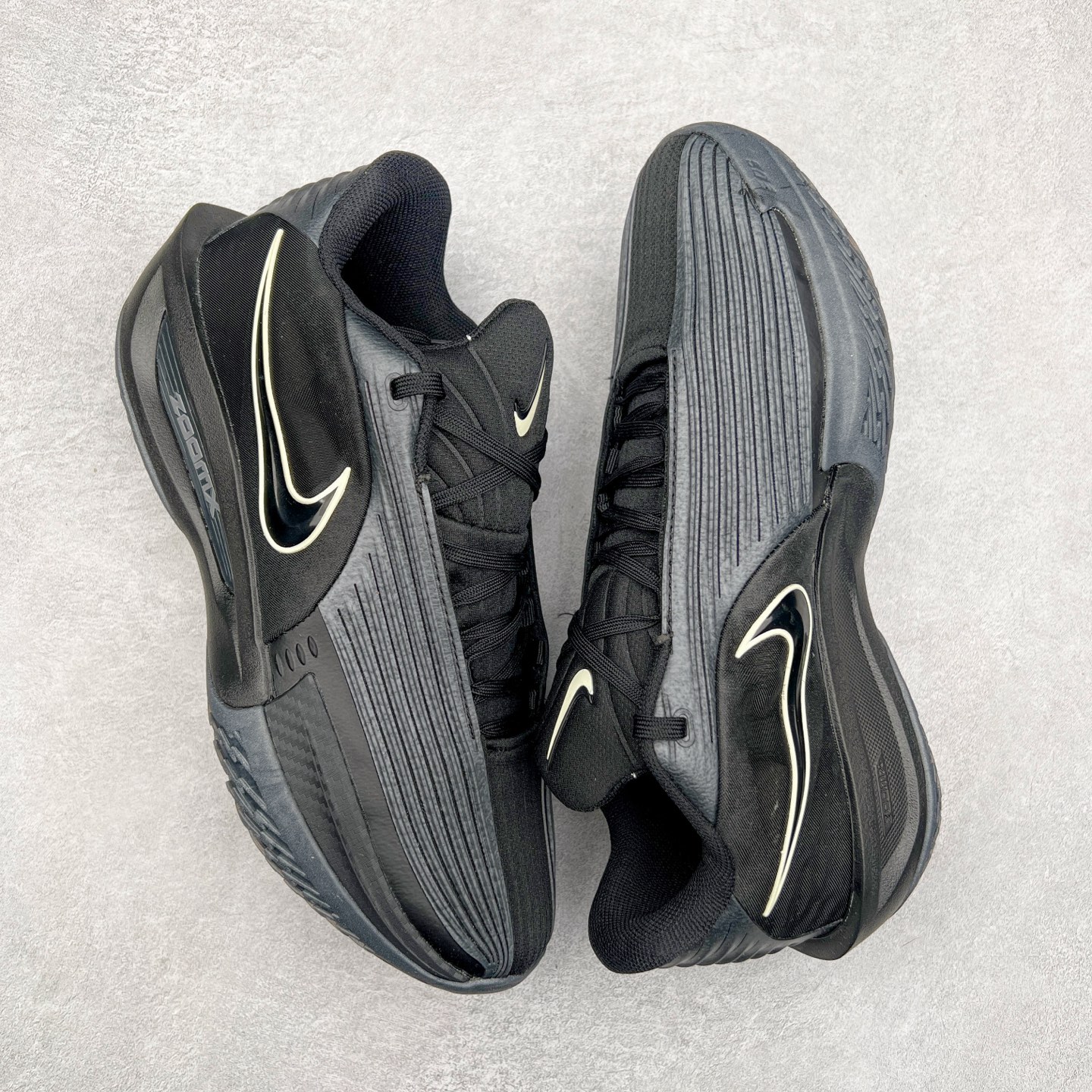 图片[3]-NK G.T. Cut 3.0 EP GT3代实战篮球鞋 DJ6015-201 该鞋款采用出众回弹设计 为切入、转向和移步篮筐提供出色的能量回馈 回弹性能带来弹力充沛的迈步体验 助你爆发疾速 全掌型 ZoomX 泡绵 缔造弹力出众的轻盈迈步体验 助你在比赛升温时能够急速快攻 驰骋全场 鞋面绳线与鞋带相结合 有助稳固前足 后跟搭配加垫鞋口 为脚踝营造舒适稳固感受 全掌型 ZoomX 泡绵 能够带来出众的能量回馈 前足外侧采用精巧塑料覆面 在瞬间爆发时提供稳固脚感 尺码：40 40.5 41 42 42.5 43 44 44.5 45 46-选品中心