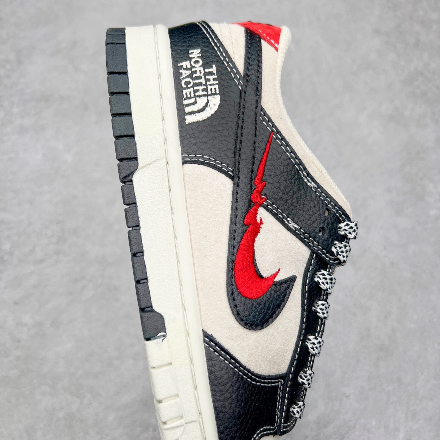 图片[6]-NK Dunk Low 定制配色 DJ2024-128 大厂出品 极力推荐 原装头层材料 独家版型蒸餾加工帶來的是更好的视觉和脚感体验大厂纯原品质出货 清洁度 电绣工艺 皮料切割干净无任何毛边 细节完美 尺码：36 36.5 37.5 38 38.5 39 40 40.5 41 42 42.5 43 44 44.5 45-选品中心