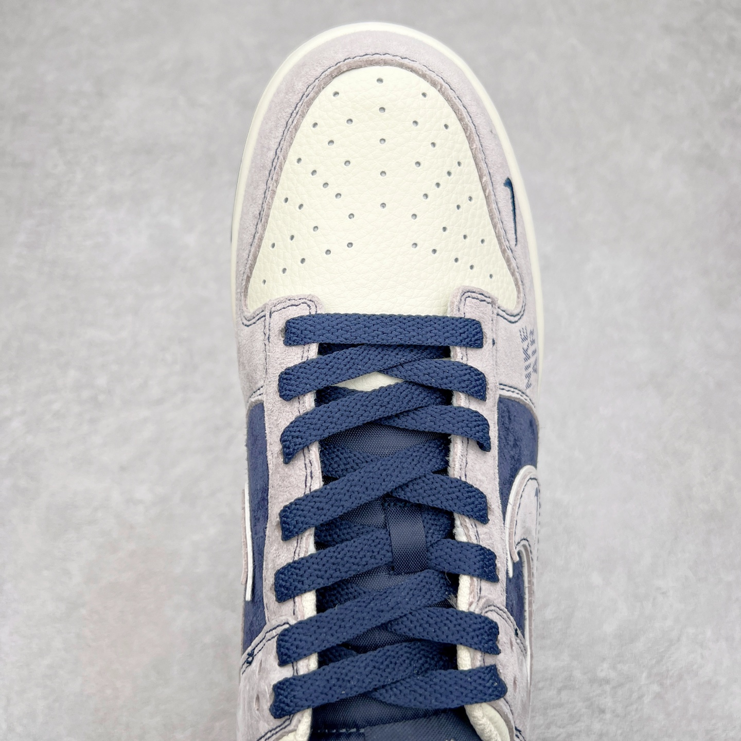 图片[4]-NK Dunk Low 定制配色 DJ2024-129 大厂出品 极力推荐 原装头层材料 独家版型蒸餾加工帶來的是更好的视觉和脚感体验大厂纯原品质出货 清洁度 电绣工艺 皮料切割干净无任何毛边 细节完美 尺码：36 36.5 37.5 38 38.5 39 40 40.5 41 42 42.5 43 44 44.5 45-选品中心