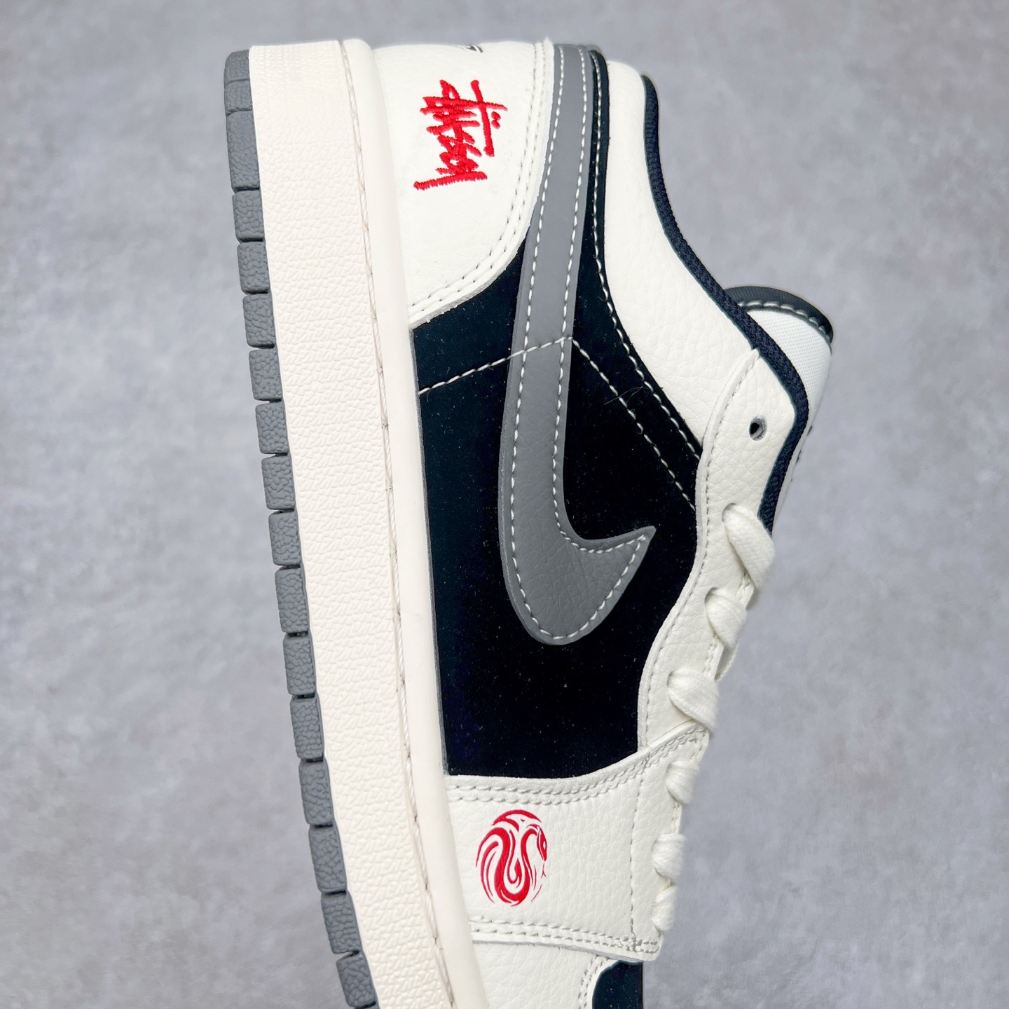 图片[6]-Air Jordan AJ1 Low 低帮定制 XX3318-509 原厂内置气垫魔块 A模大底 头层小牛皮 鞋舌AJ原厂专用牛津布+AJ专用反口珍珠布+原厂无杂质高弹内里海棉+特殊封边弹力鞋带 尺码：36 36.5 37.5 38 38.5 39 40 40.5 41 42 42.5 43 44 44.5 45 46 47.5-选品中心