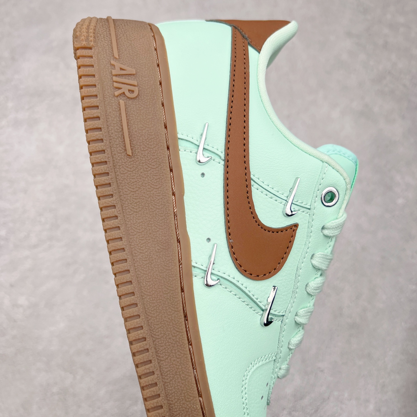 图片[6]-NK Air Force 1´07 Low 空军一号低帮百搭休闲运动板鞋 IB8894-329 柔软、弹性十足的缓震性能和出色的中底设计 横跨复古与现代的外型结合 造就出风靡全球 三十多年的Force 1 直到今天还深受青睐 尺码：36 36.5 37.5 38 38.5 39 40 40.5 41 42 42.5 43 44 44.5 45-选品中心